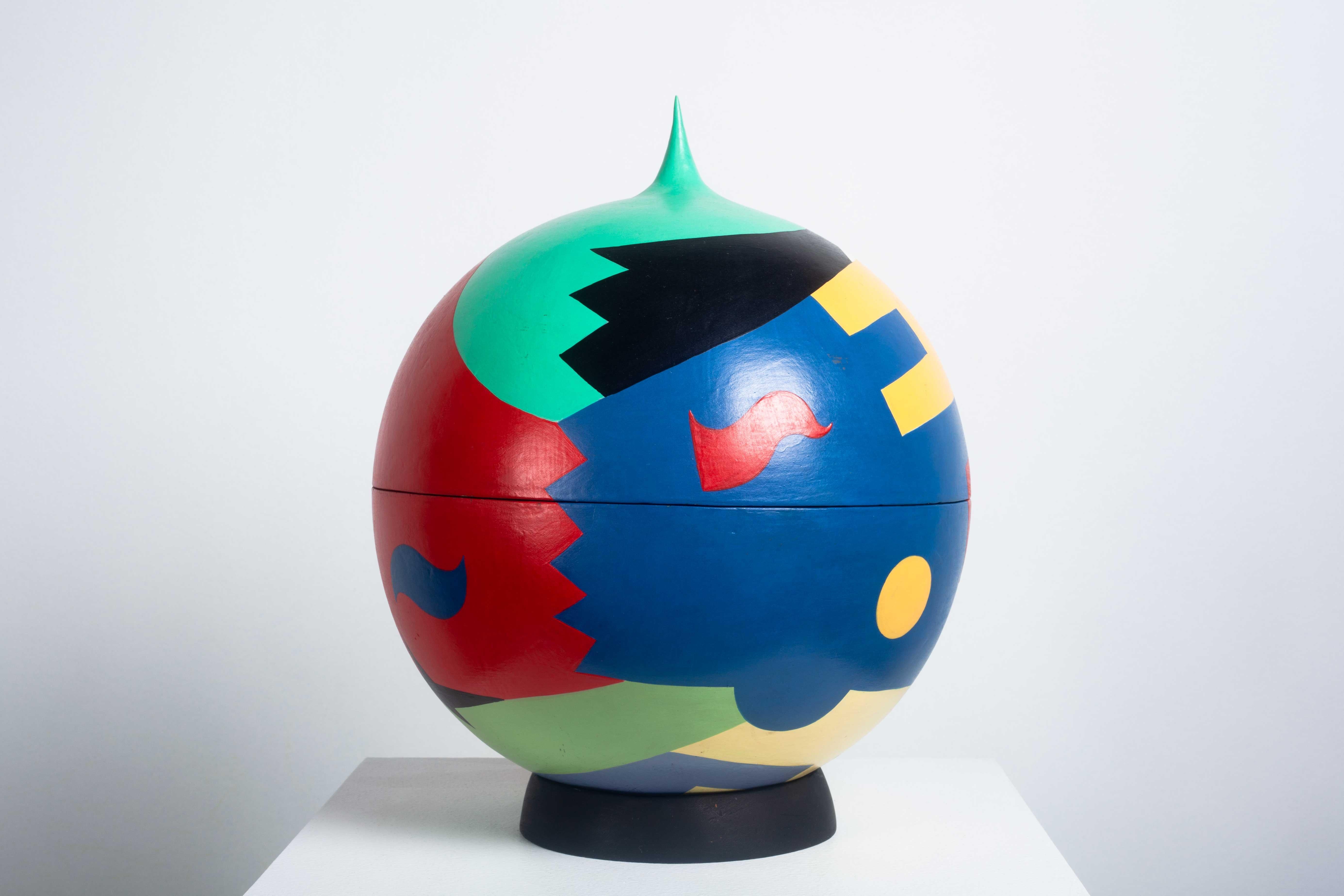Große Soli-Box aus bemaltem Holz mit vergoldetem Innenleben, um 1990 für das Studio Alchimia von Alessandro Guerriero (geb. 1943). Kräftige Grundfarben Blau, Rot und Gelb, akzentuiert durch Aquamarinblau, Eau-de-Nil-Grün und Schwarz. Die Box steht
