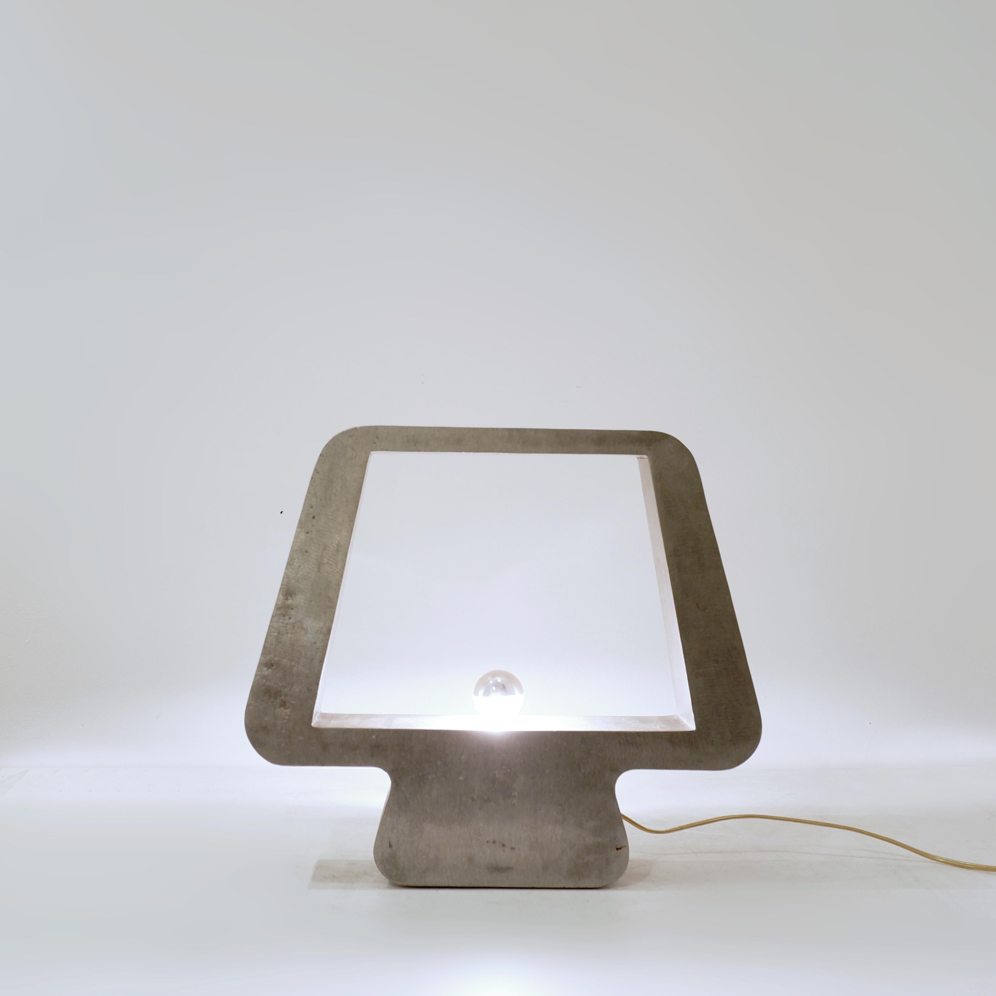 Gran lámpara de sobremesa de aluminio macizo - Años 70
Gran lámpara de sobremesa de aluminio macizo - Años 70
Minimalista - lámpara de escritorio
Medidas : 44x8,5 cm H:39,5cm 
Peso : ~15kg