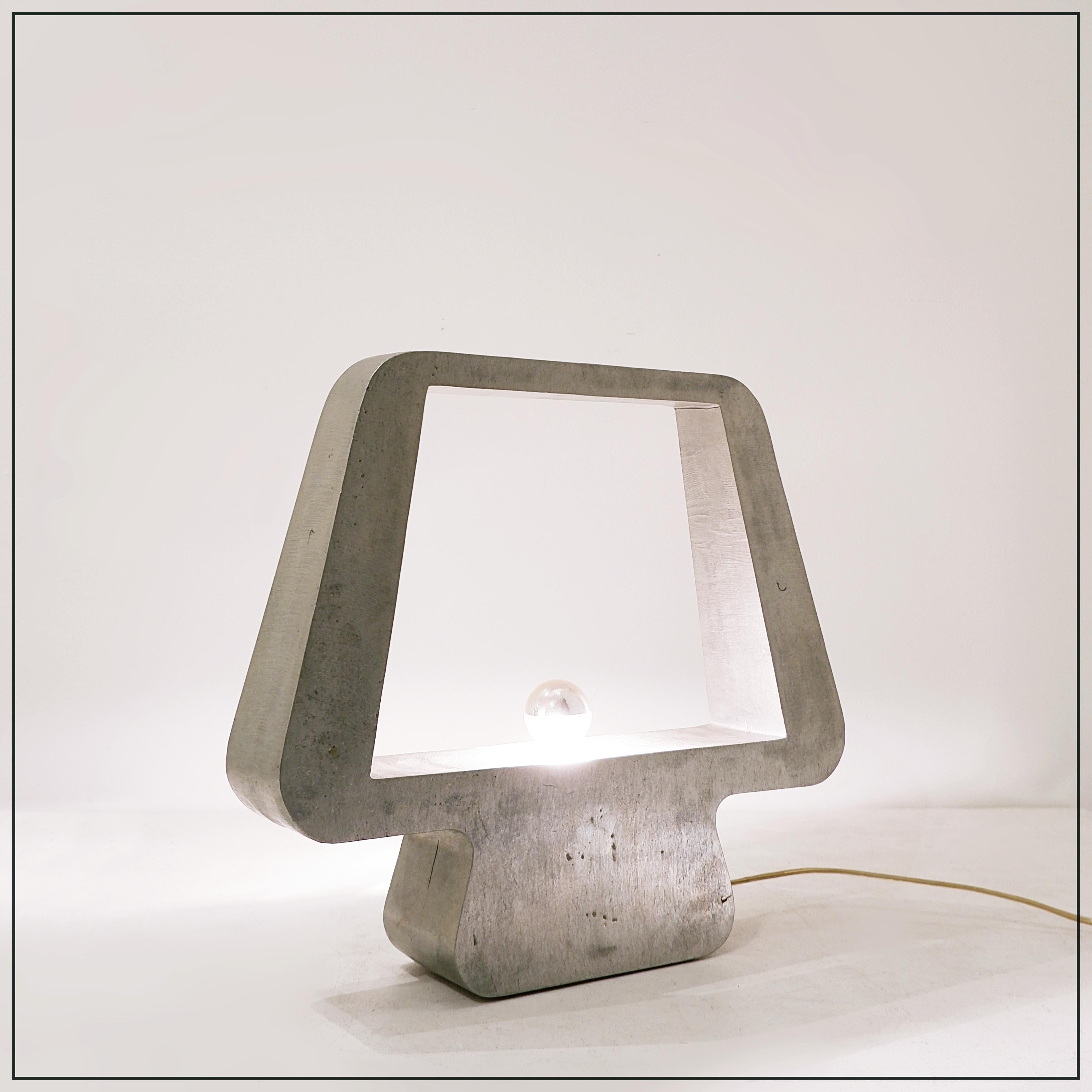 Gran lámpara de sobremesa de aluminio macizo - Años 70 Moderno en venta