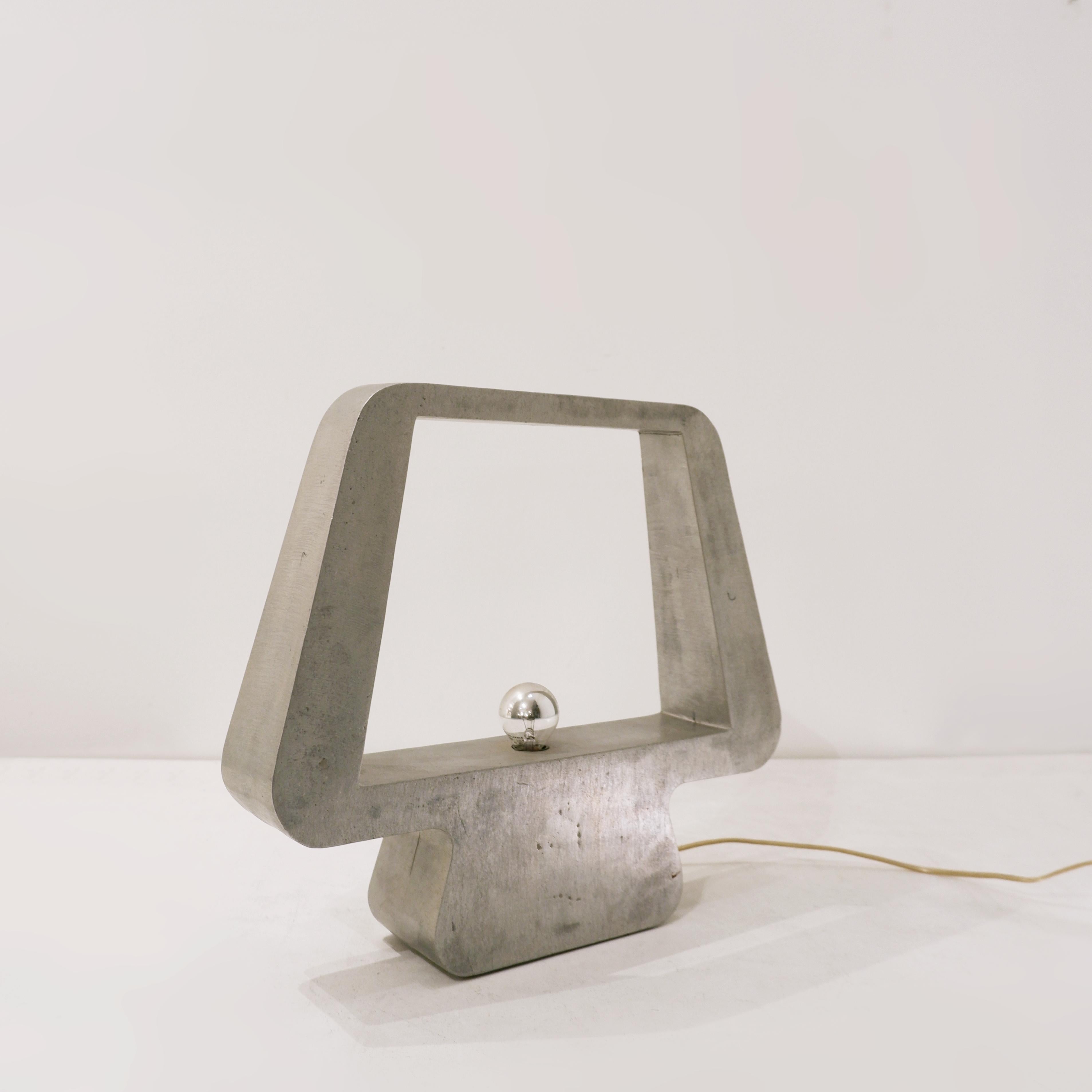 Gran lámpara de sobremesa de aluminio macizo - Años 70 siglo XX en venta