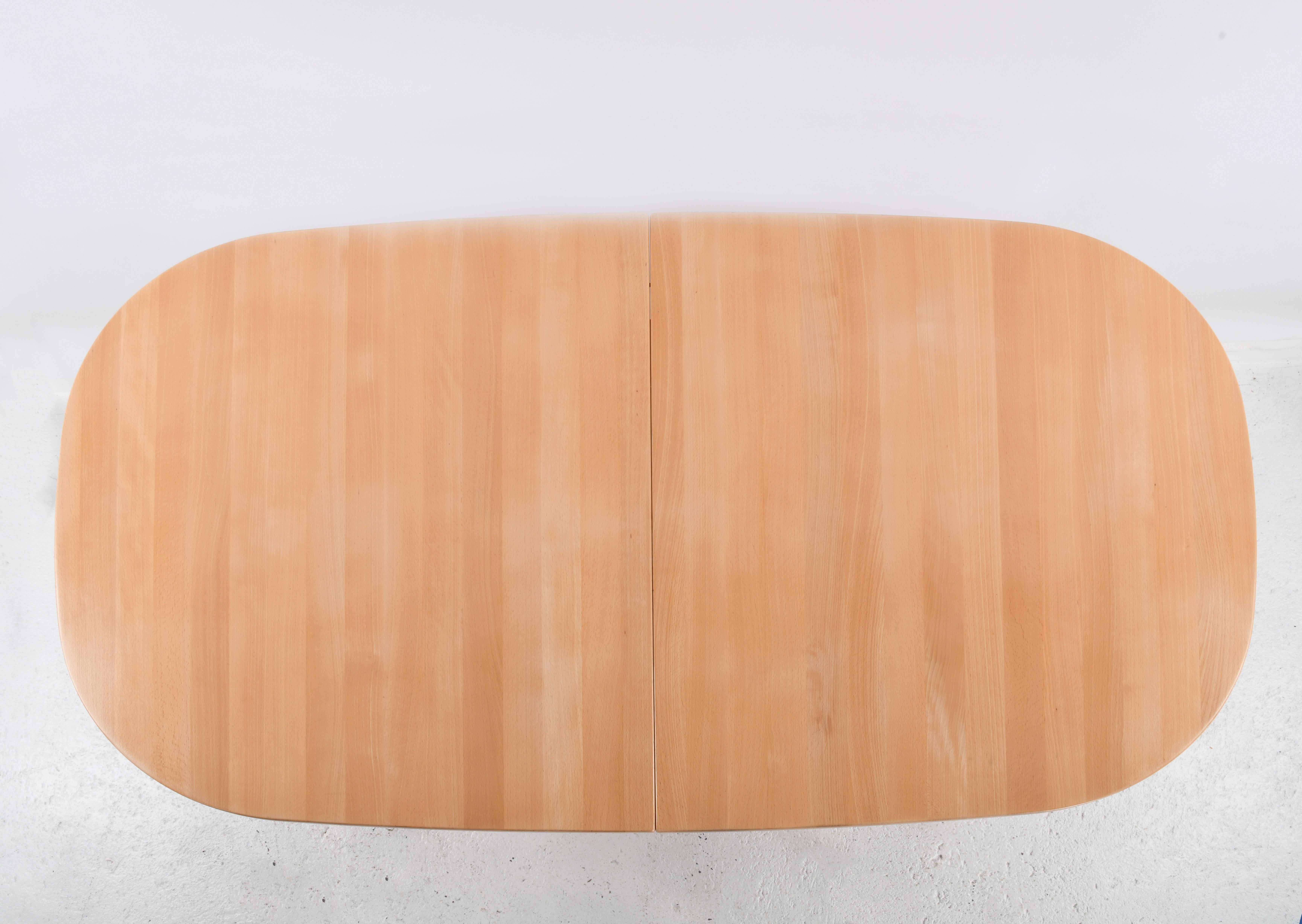 Grande table ovale en hêtre massif avec plateau coulissant et deux extensions en vente 4