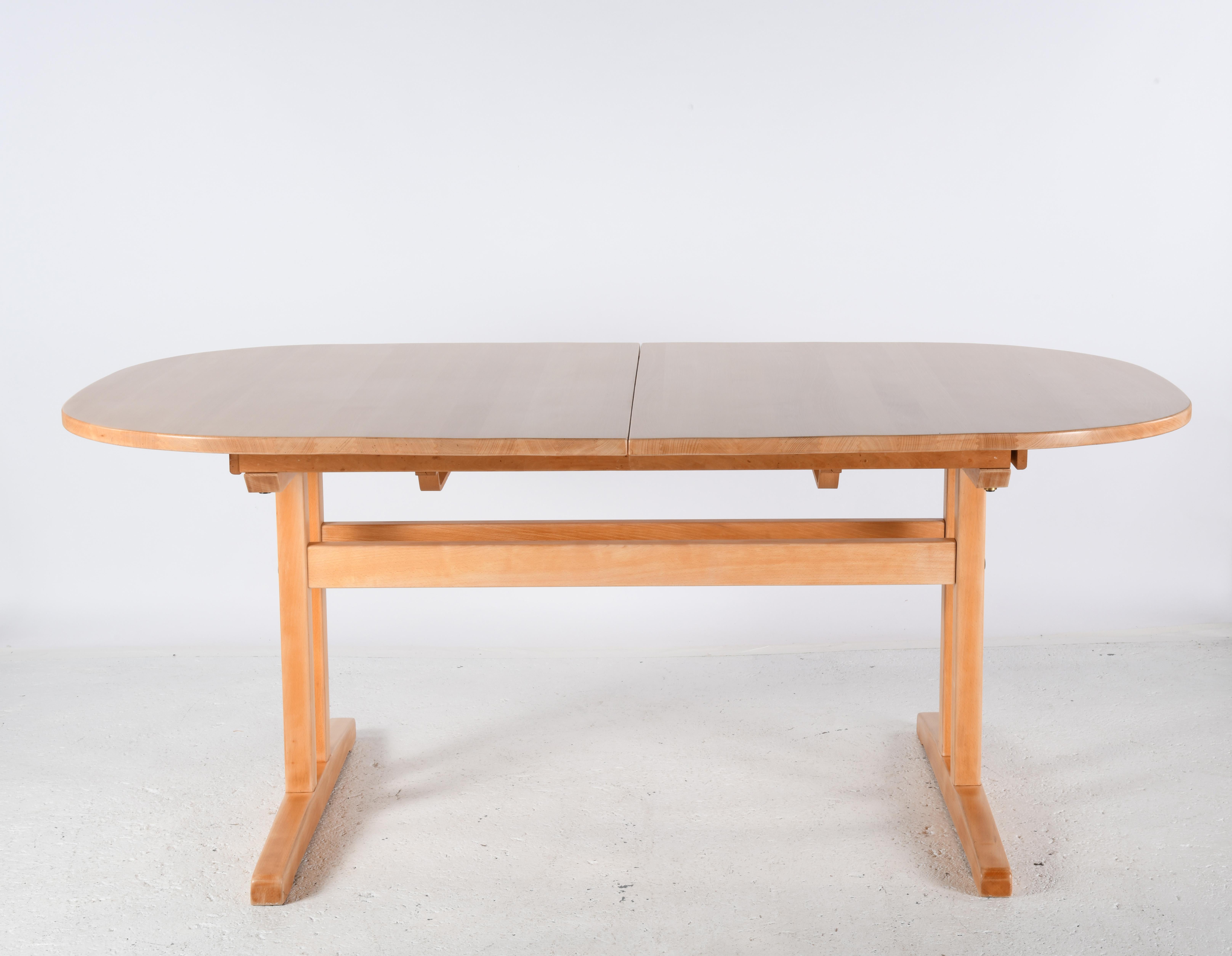 Danois Grande table ovale en hêtre massif avec plateau coulissant et deux extensions en vente