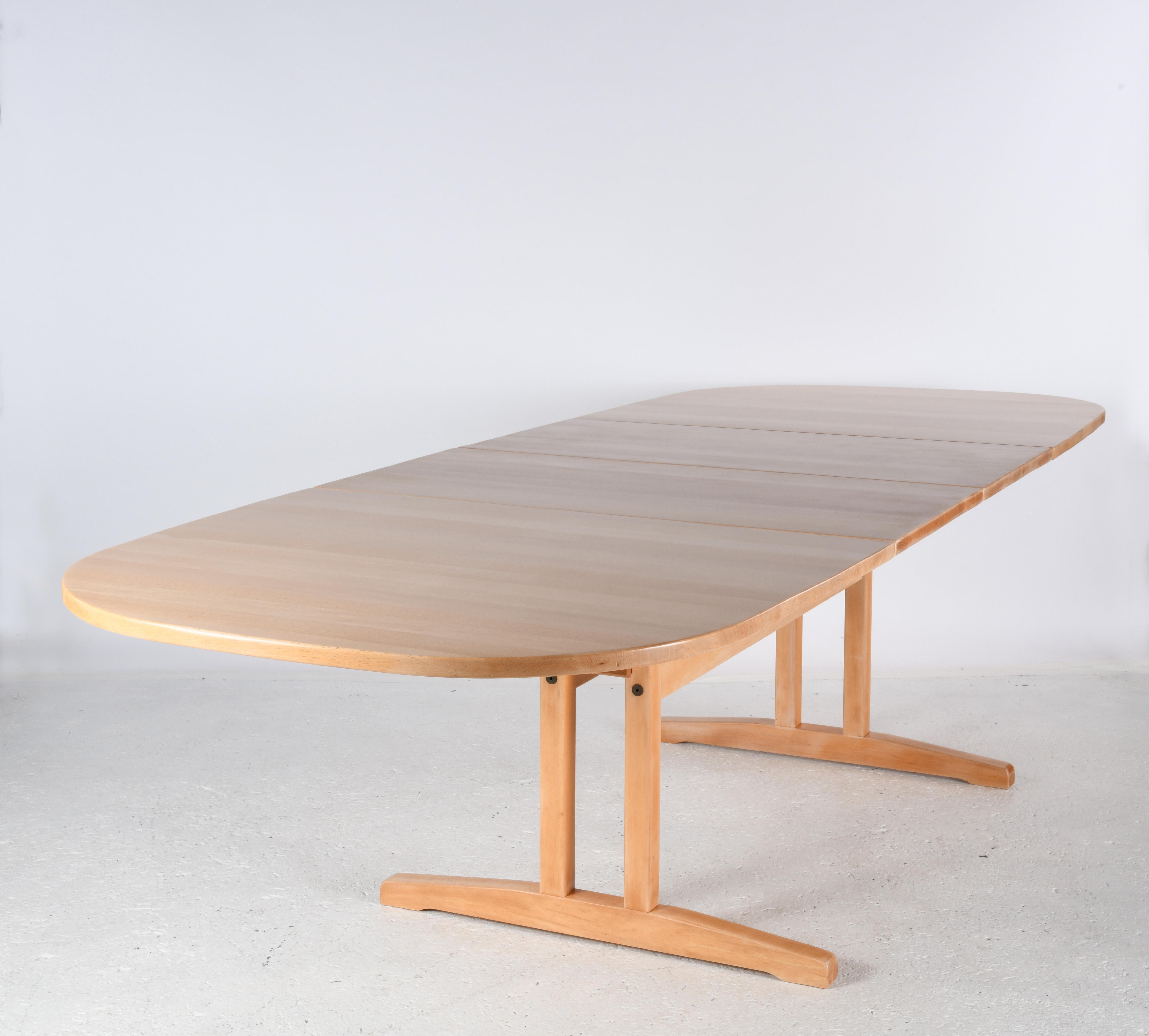 Large solid beech oval table with sliding top and two extensions. In Good Condition For Sale In SAINT-YRIEIX-SUR-CHARENTE, FR