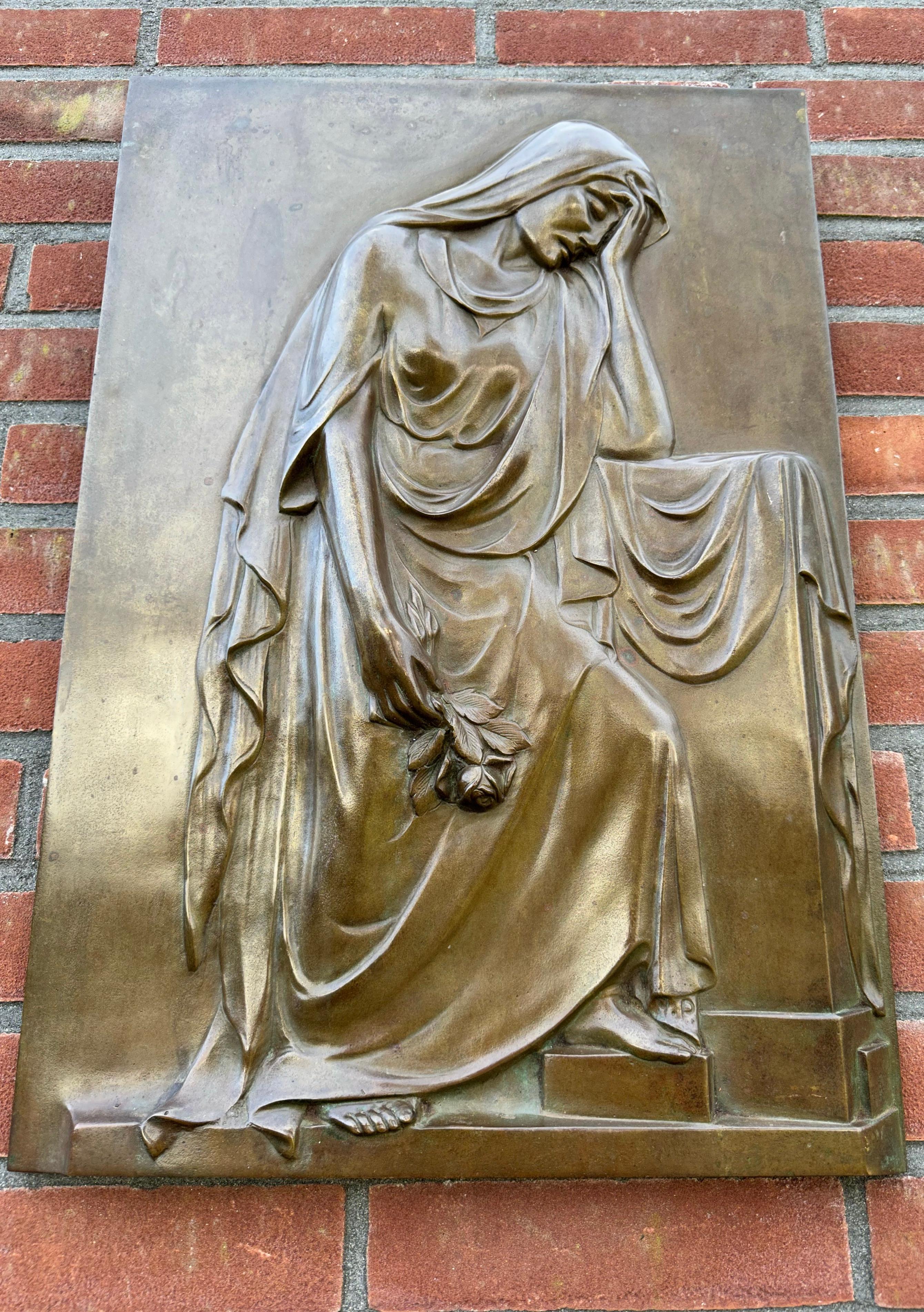 Große antike Jugendstil-Wandskulptur einer trauernden weiblichen Figur aus massiver Bronze im Angebot 6
