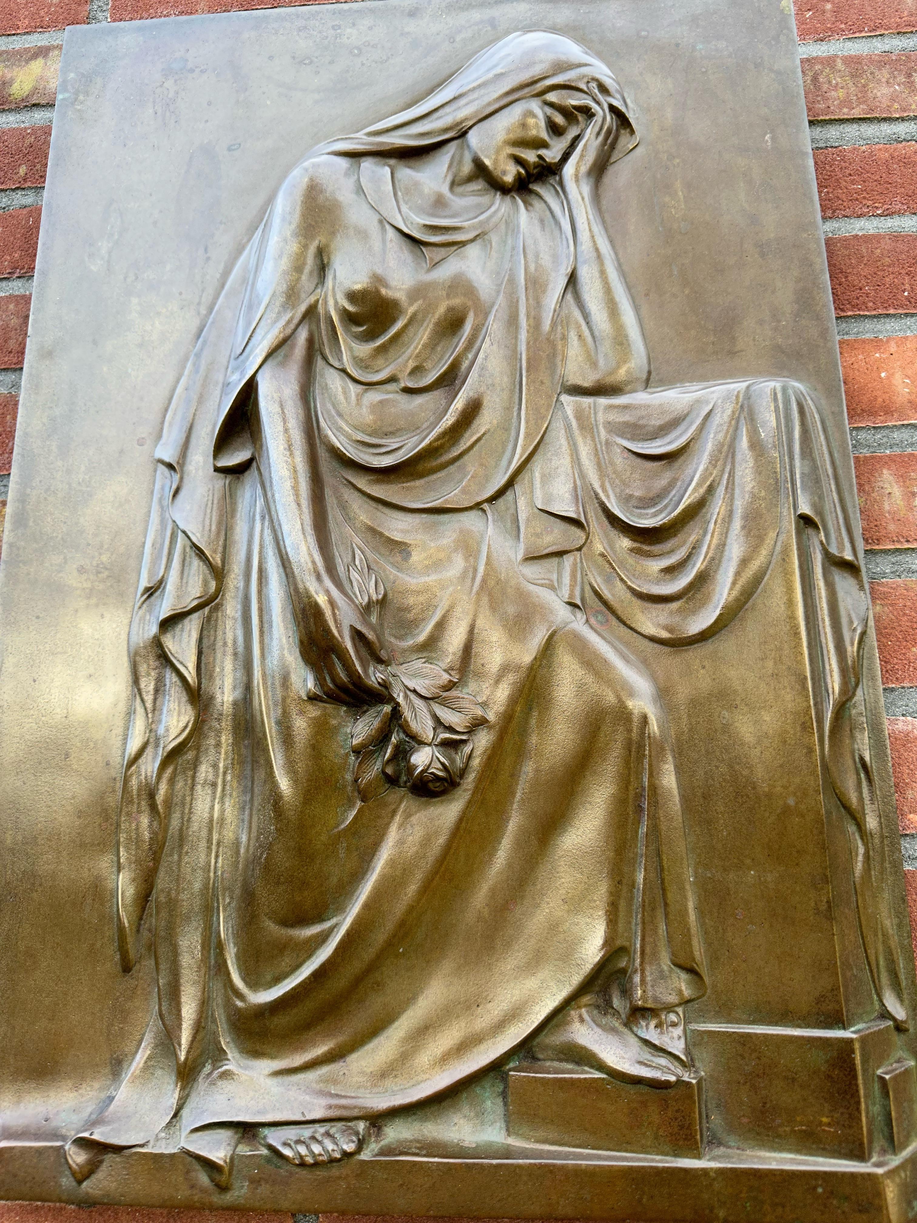 Große antike Jugendstil-Wandskulptur einer trauernden weiblichen Figur aus massiver Bronze im Angebot 7