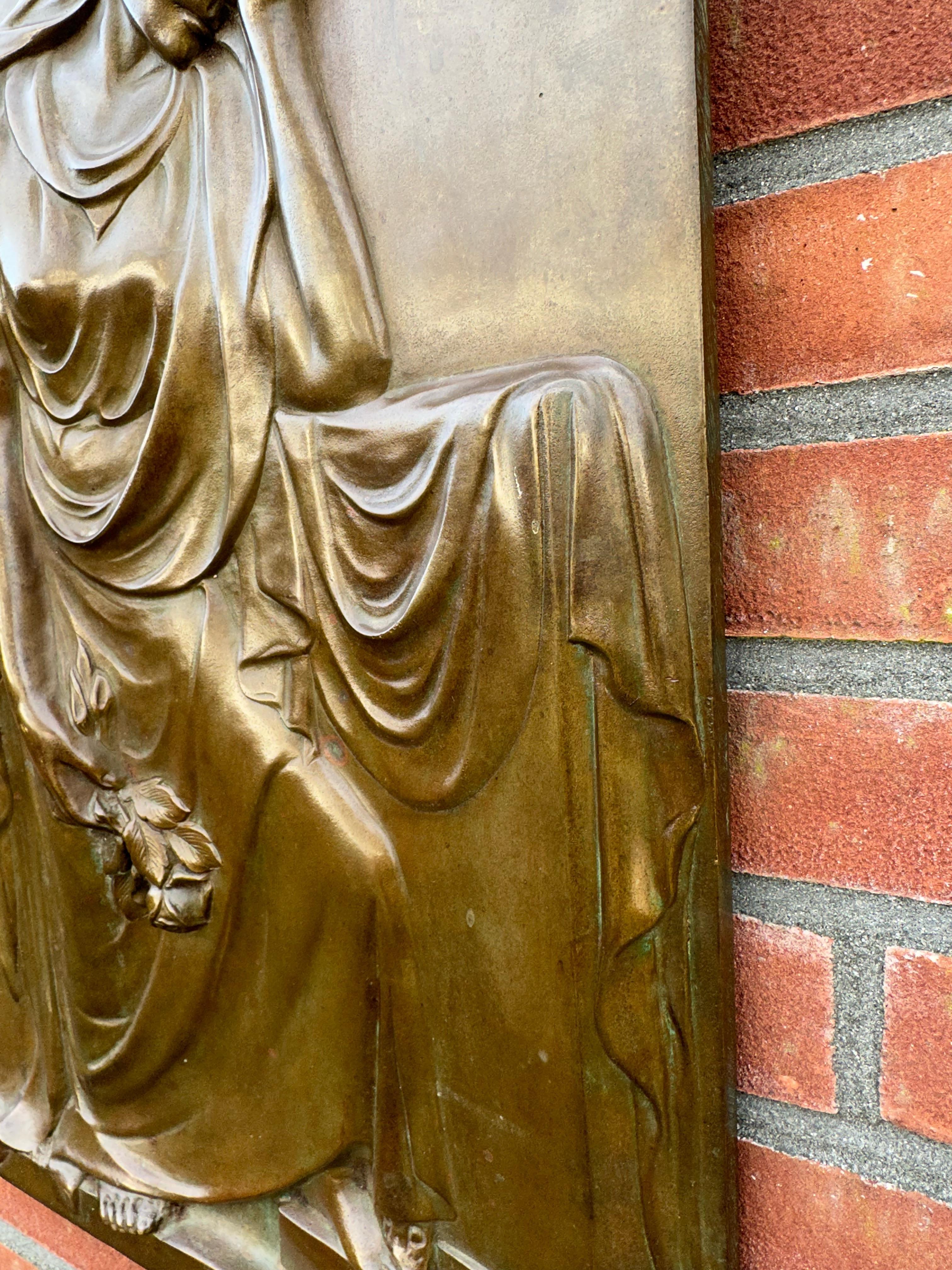 Große antike Jugendstil-Wandskulptur einer trauernden weiblichen Figur aus massiver Bronze im Angebot 9