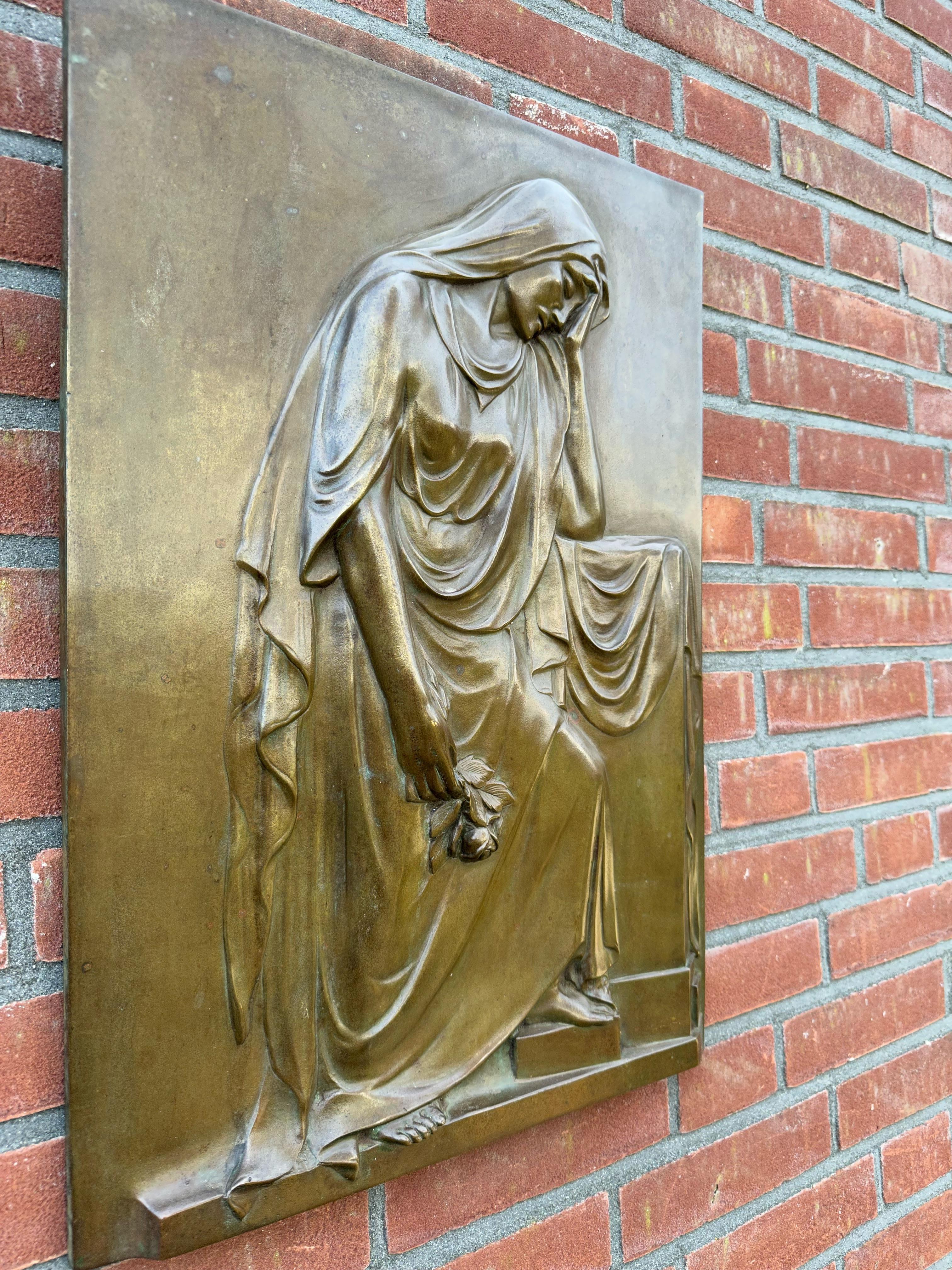 Große antike Jugendstil-Wandskulptur einer trauernden weiblichen Figur aus massiver Bronze im Angebot 13