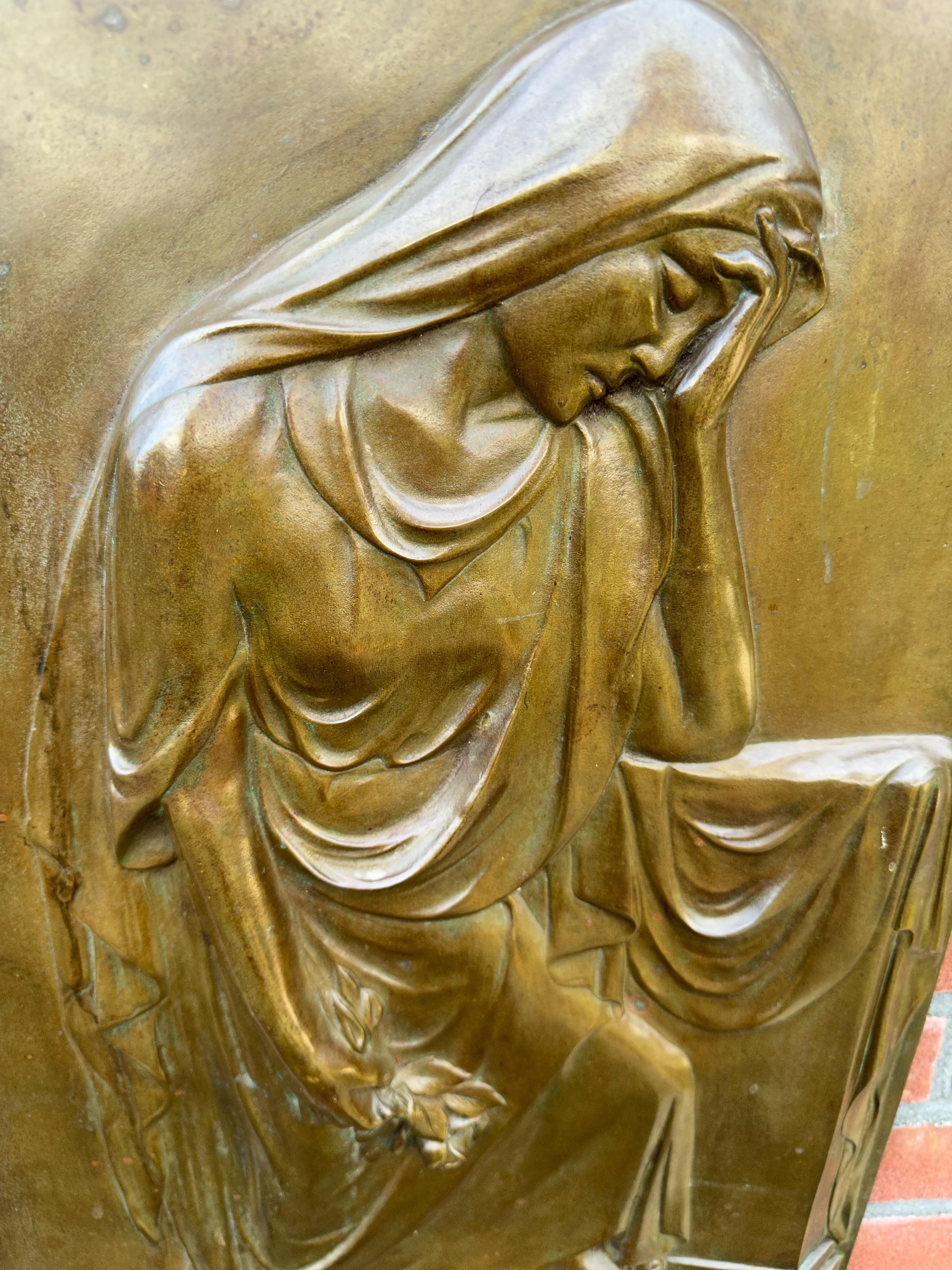 Wunderschöne Wandtafel aus Bronze mit einem Monogramm des Herstellers.

In den ersten Jahren des 20. Jahrhunderts war das tägliche Leben in Europa weitgehend von den Schrecken des Ersten Weltkriegs überschattet. Millionen und Abermillionen waren