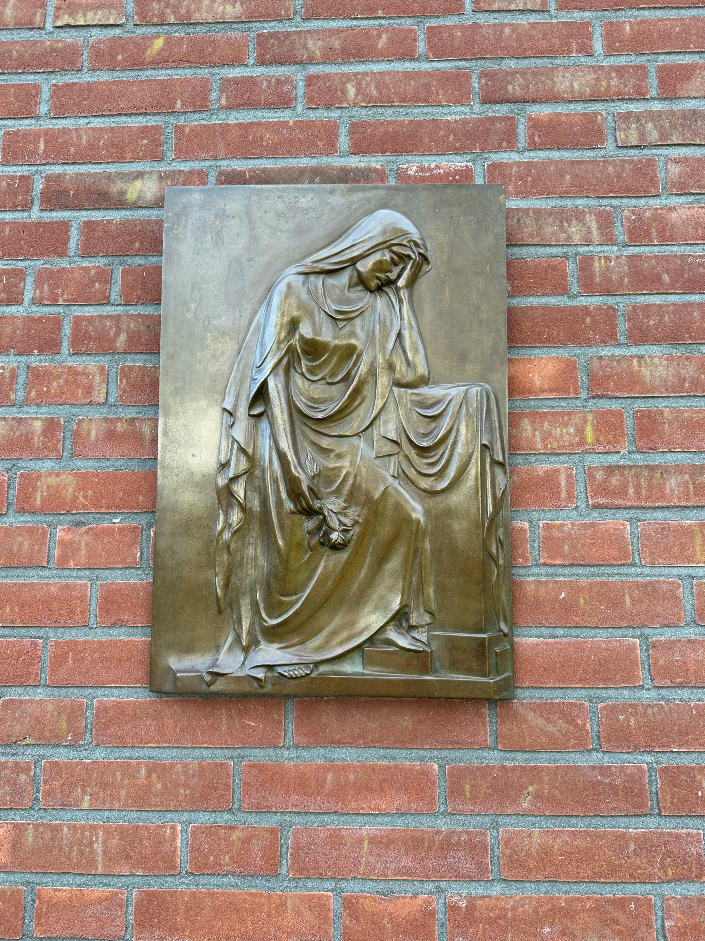 Große antike Jugendstil-Wandskulptur einer trauernden weiblichen Figur aus massiver Bronze im Angebot 2