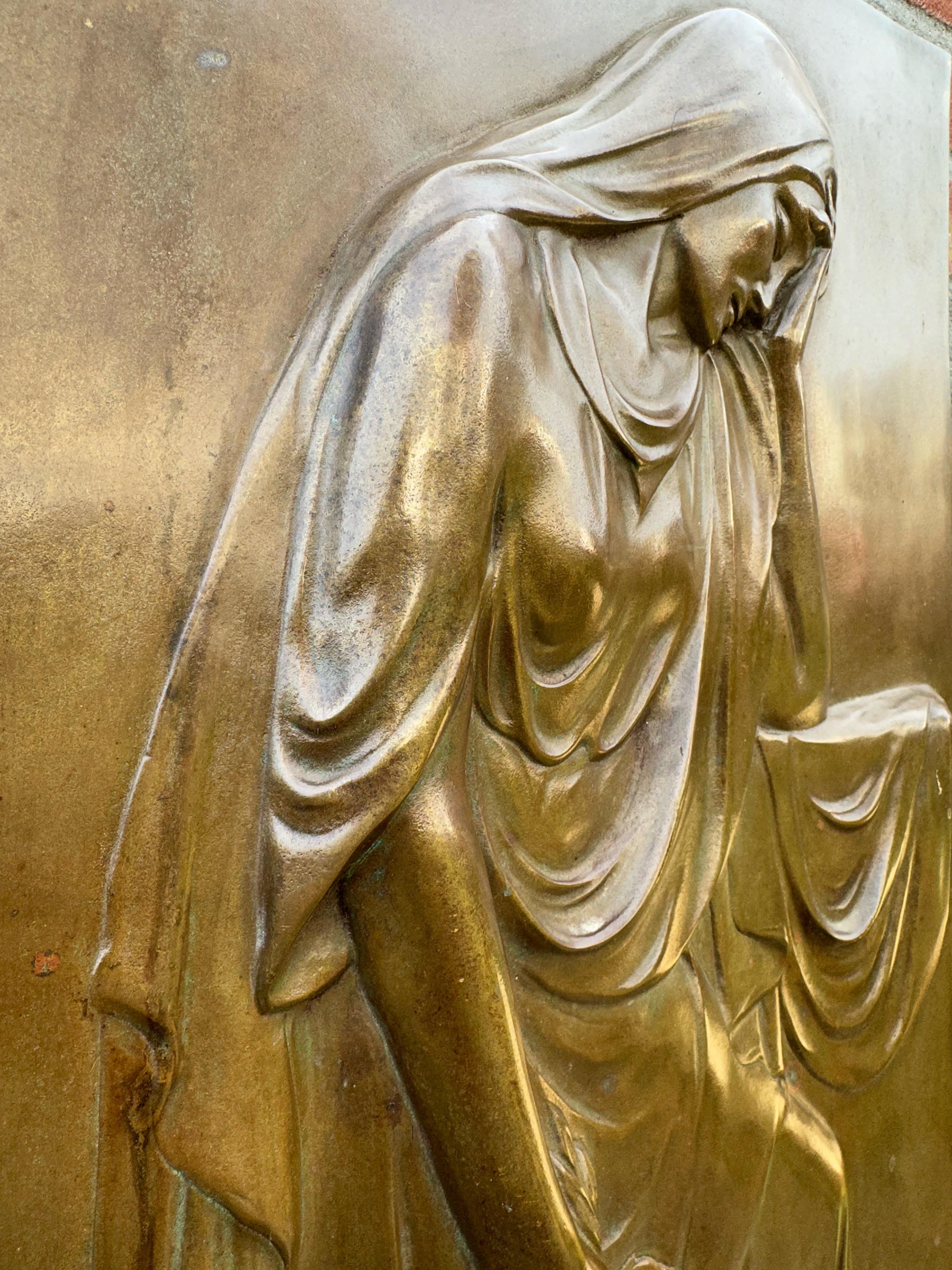 Große antike Jugendstil-Wandskulptur einer trauernden weiblichen Figur aus massiver Bronze im Angebot 3