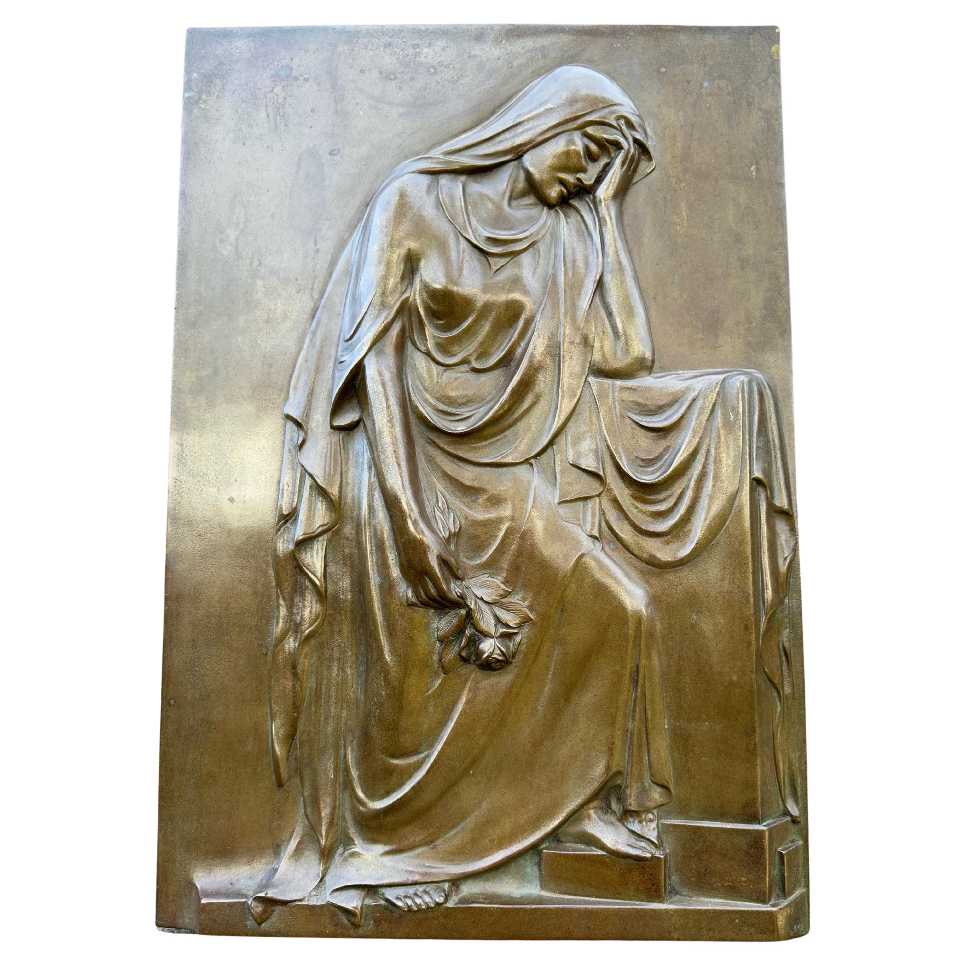 Große antike Jugendstil-Wandskulptur einer trauernden weiblichen Figur aus massiver Bronze