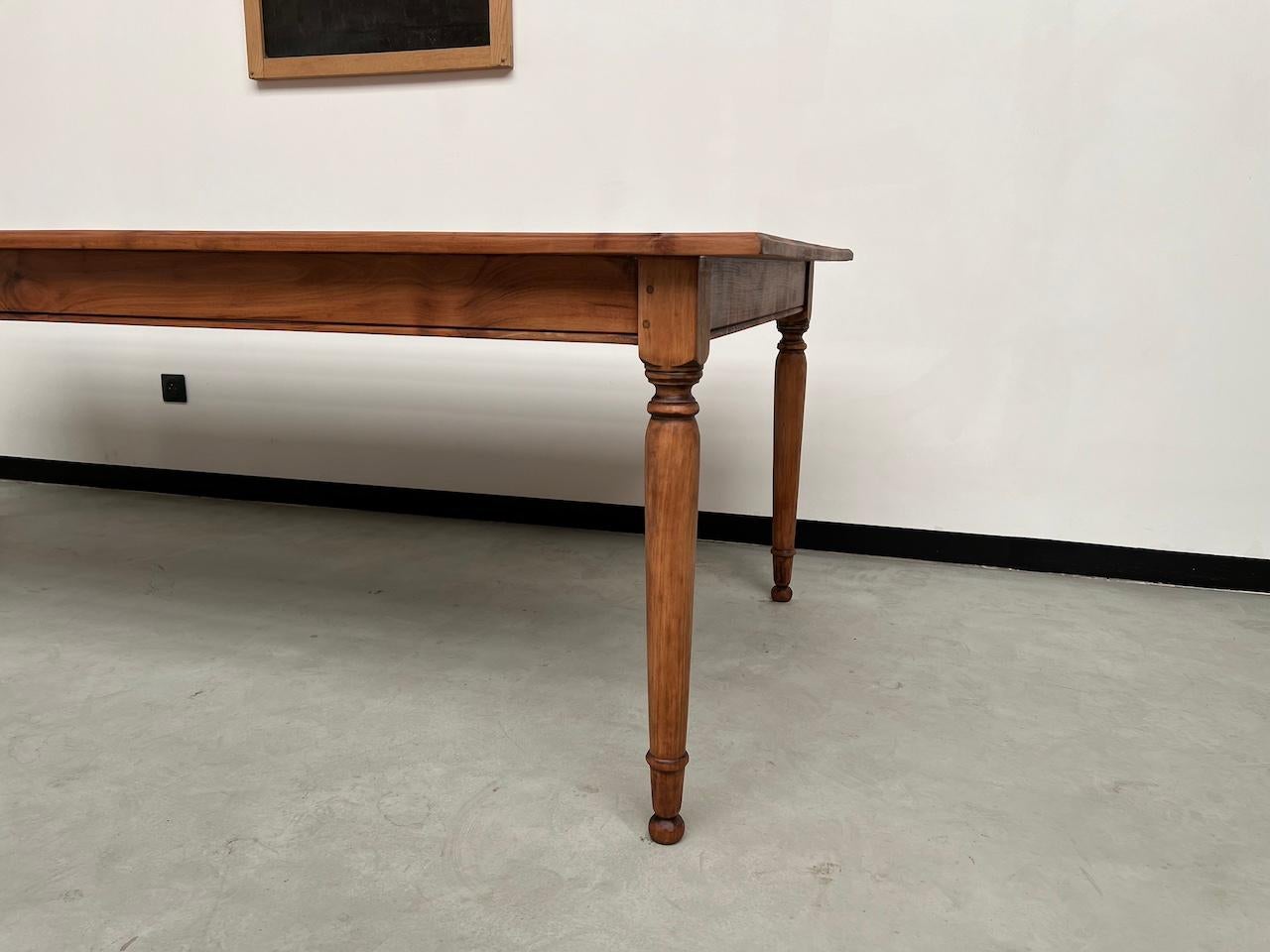 Large solid cherry farm table, 250 x 110 cm In Good Condition For Sale In LYON, FR