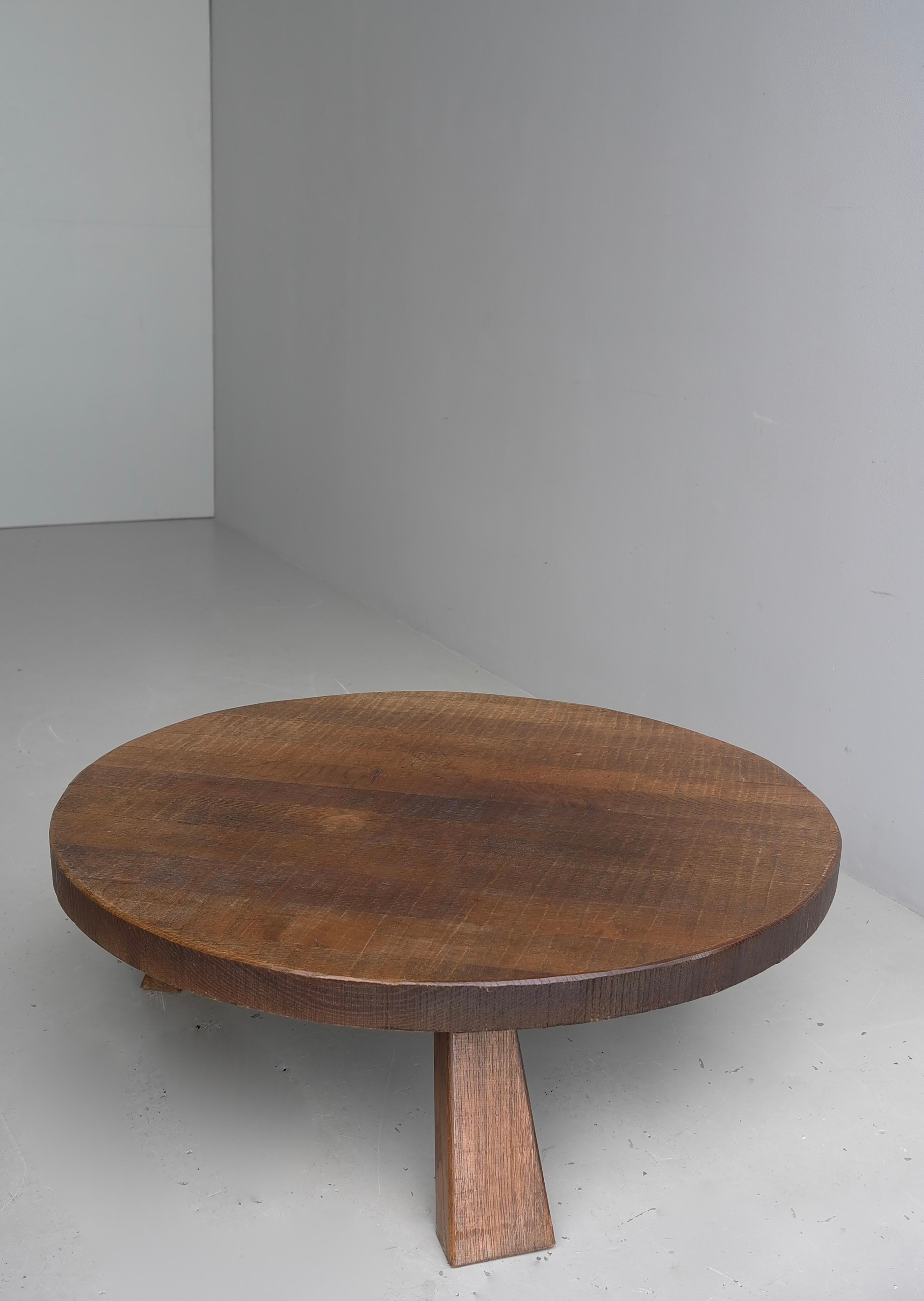 Large Solid dark Oak Rustic Artisan Round Coffee Table, France, 1960s In Good Condition For Sale In Den Haag, NL