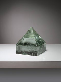 Gran pirámide de cristal macizo de Pompeo Pianezzola para Appiani, Italia, años 60