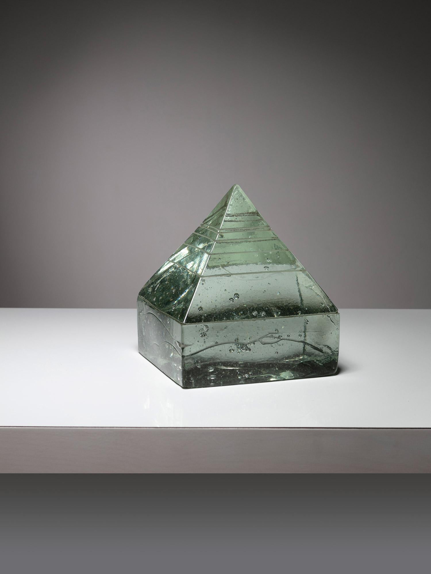 italien Grande pyramide en verre massif de Pompeo Pianezzola pour Appiani, Italie, années 1960 en vente