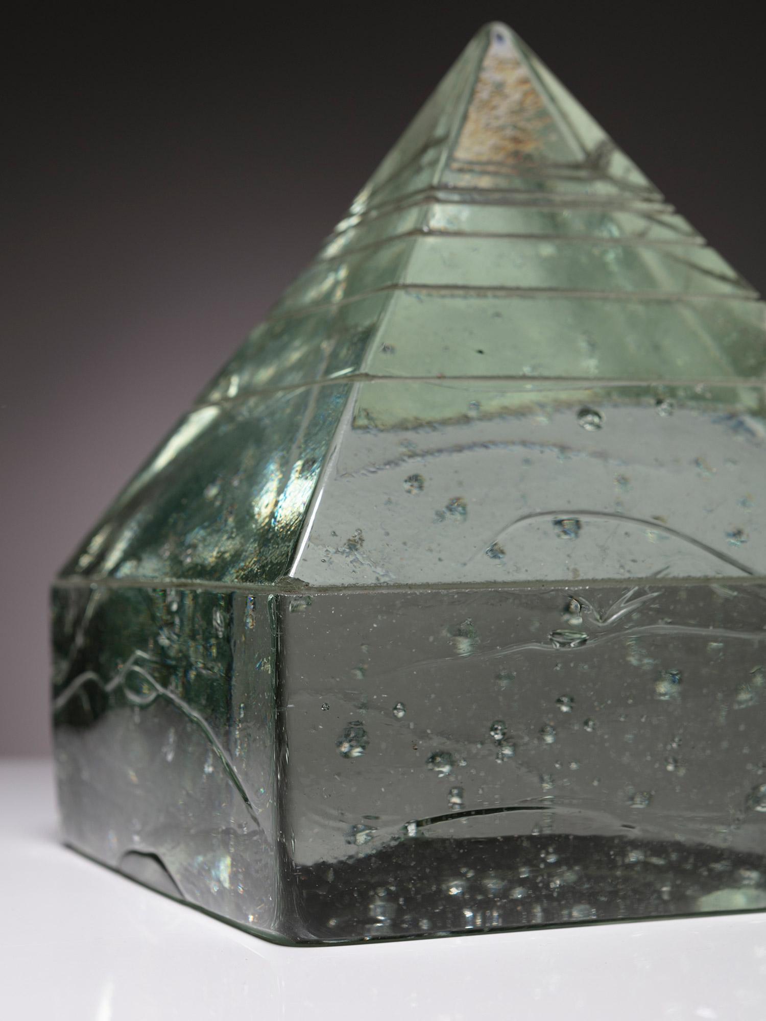 Grande pyramide en verre massif de Pompeo Pianezzola pour Appiani, Italie, années 1960 Bon état - En vente à Milan, IT