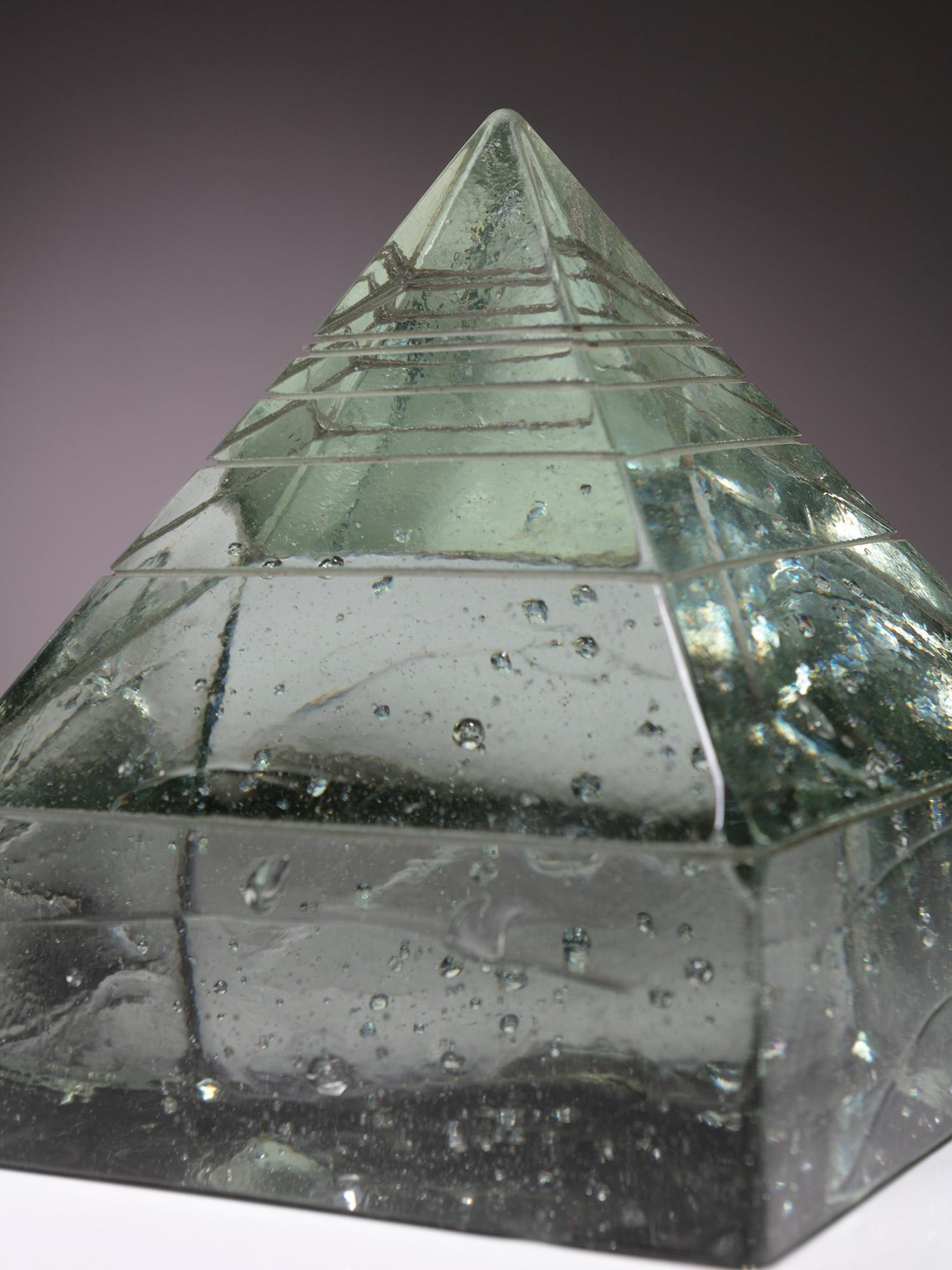 Milieu du XXe siècle Grande pyramide en verre massif de Pompeo Pianezzola pour Appiani, Italie, années 1960 en vente