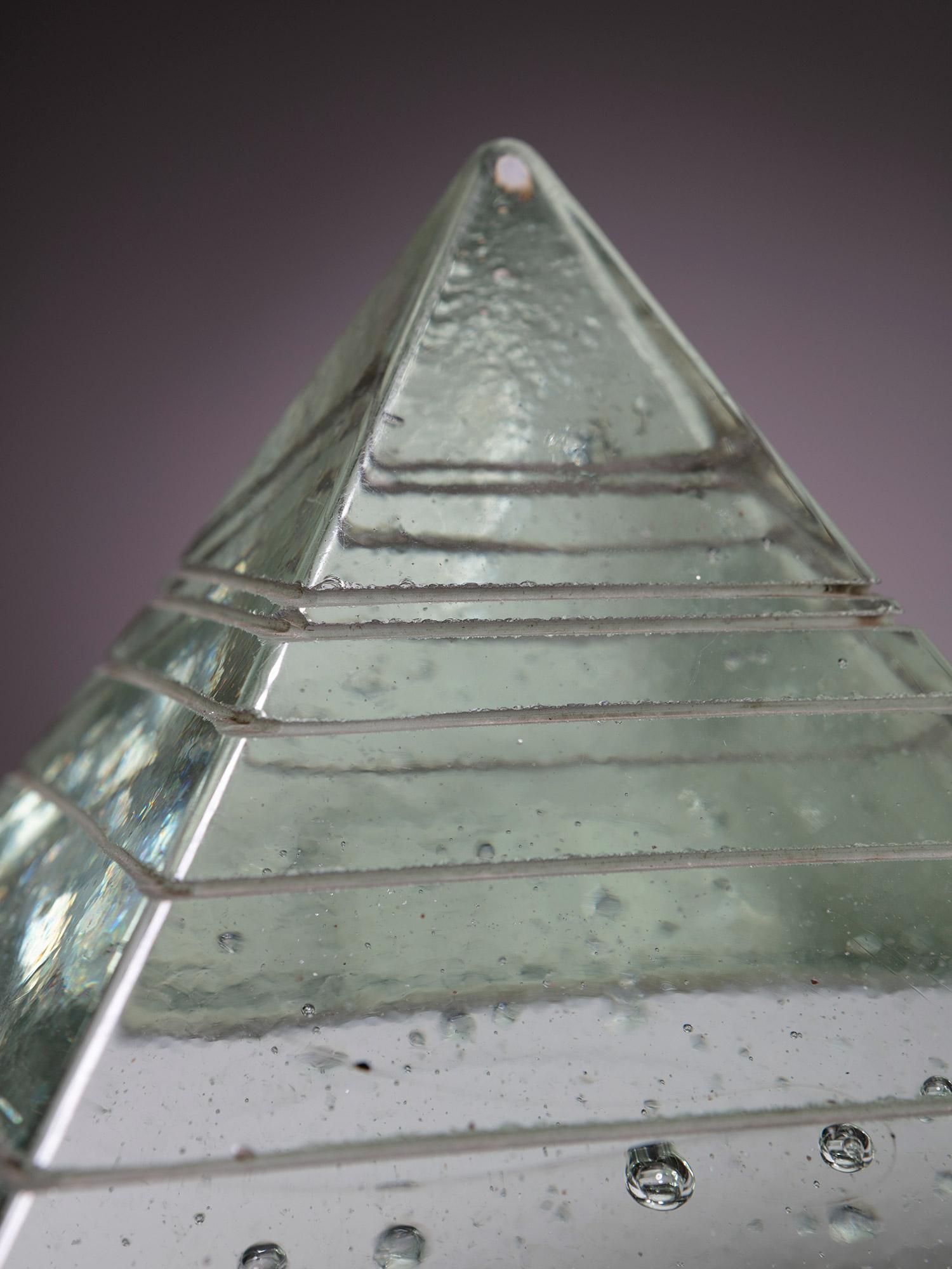 Verre Grande pyramide en verre massif de Pompeo Pianezzola pour Appiani, Italie, années 1960 en vente