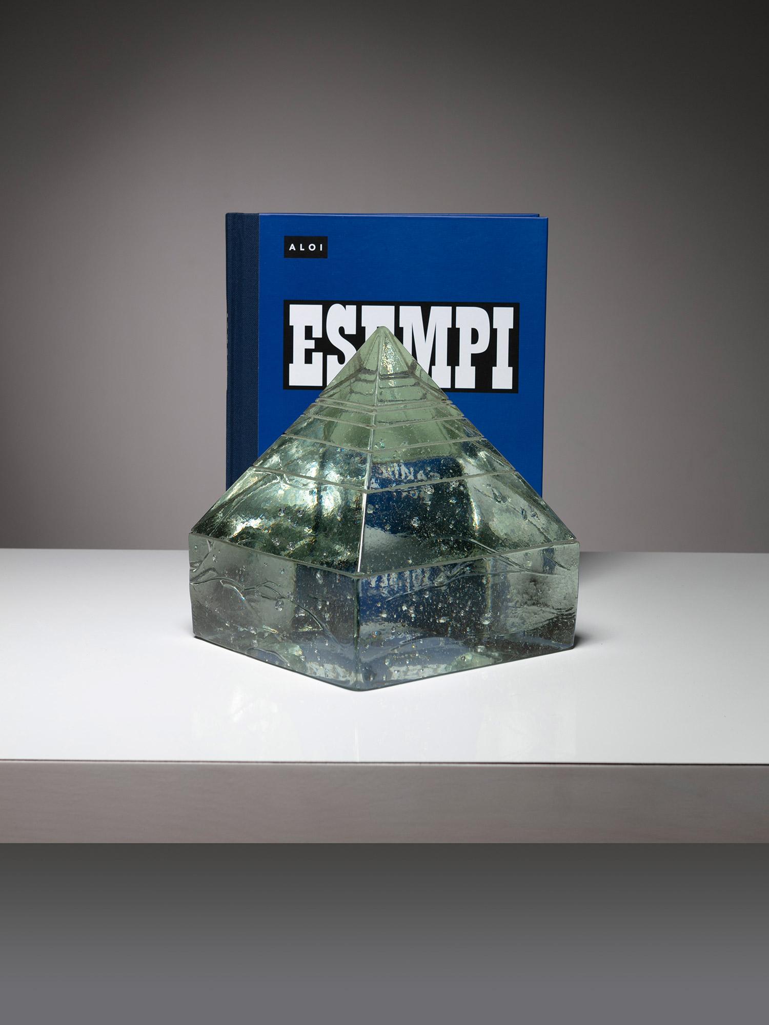 Grande pyramide en verre massif de Pompeo Pianezzola pour Appiani, Italie, années 1960 en vente 1
