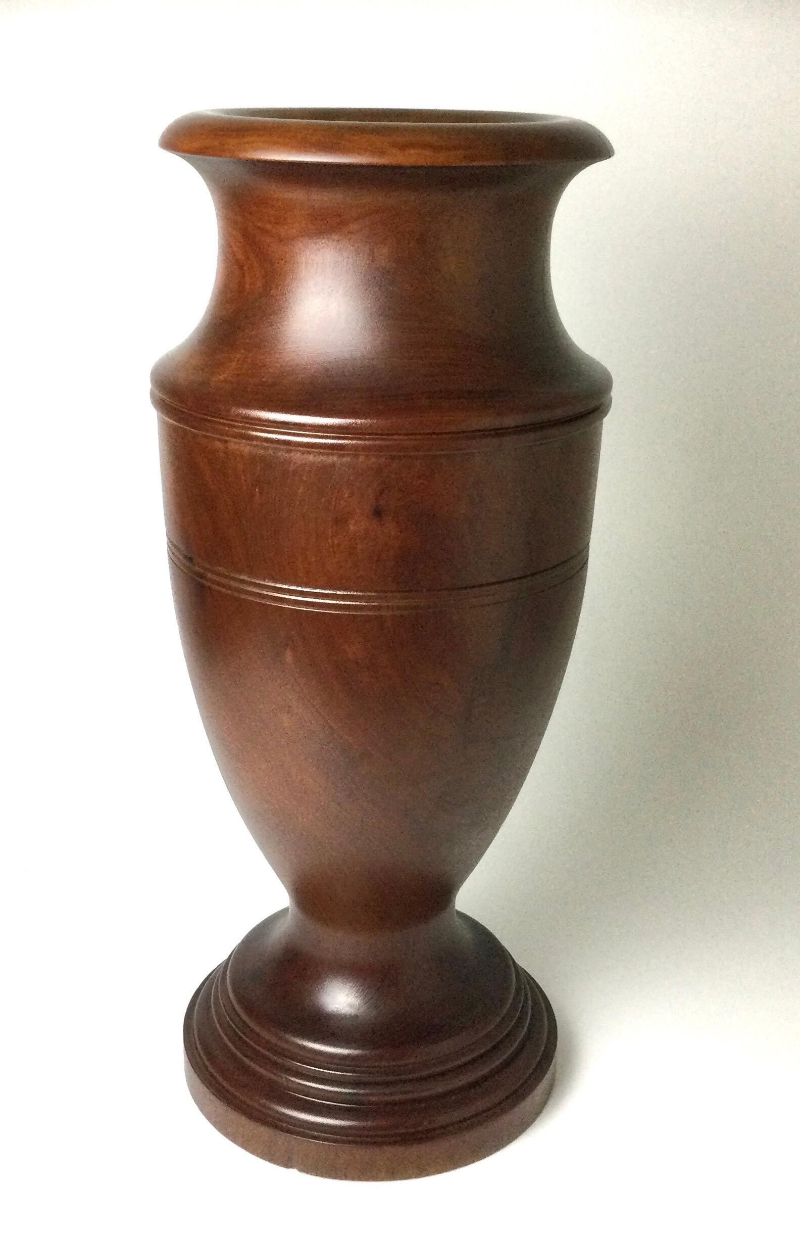 Grand vase de sol en bois massif et acajou tourné Excellent état - En vente à Lambertville, NJ