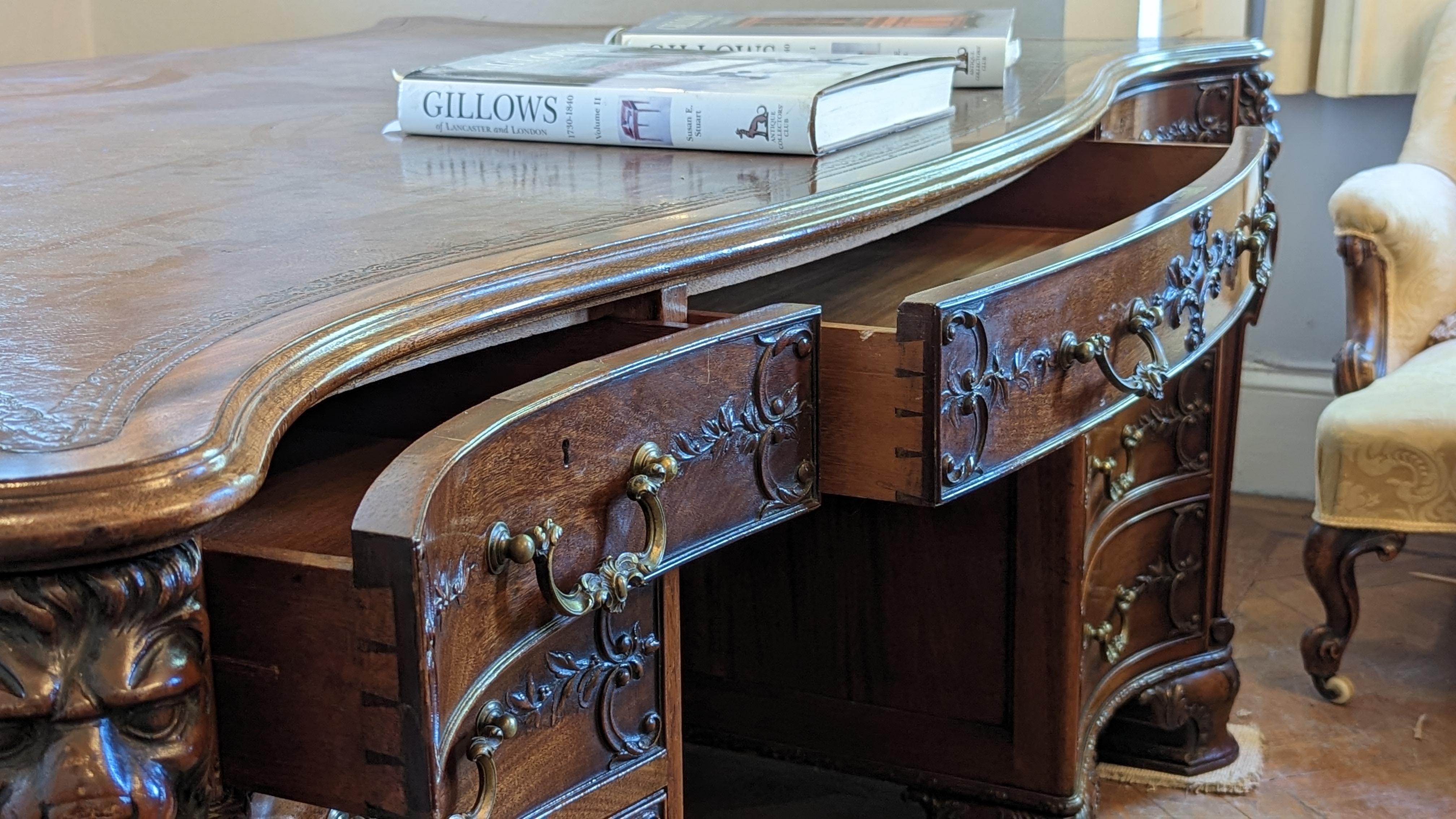 Großer viktorianischer Gillows Partner-Schreibtisch aus massivem Mahagoni mit Serpentinen, um 1870 im Zustand „Gut“ im Angebot in Dorking, GB