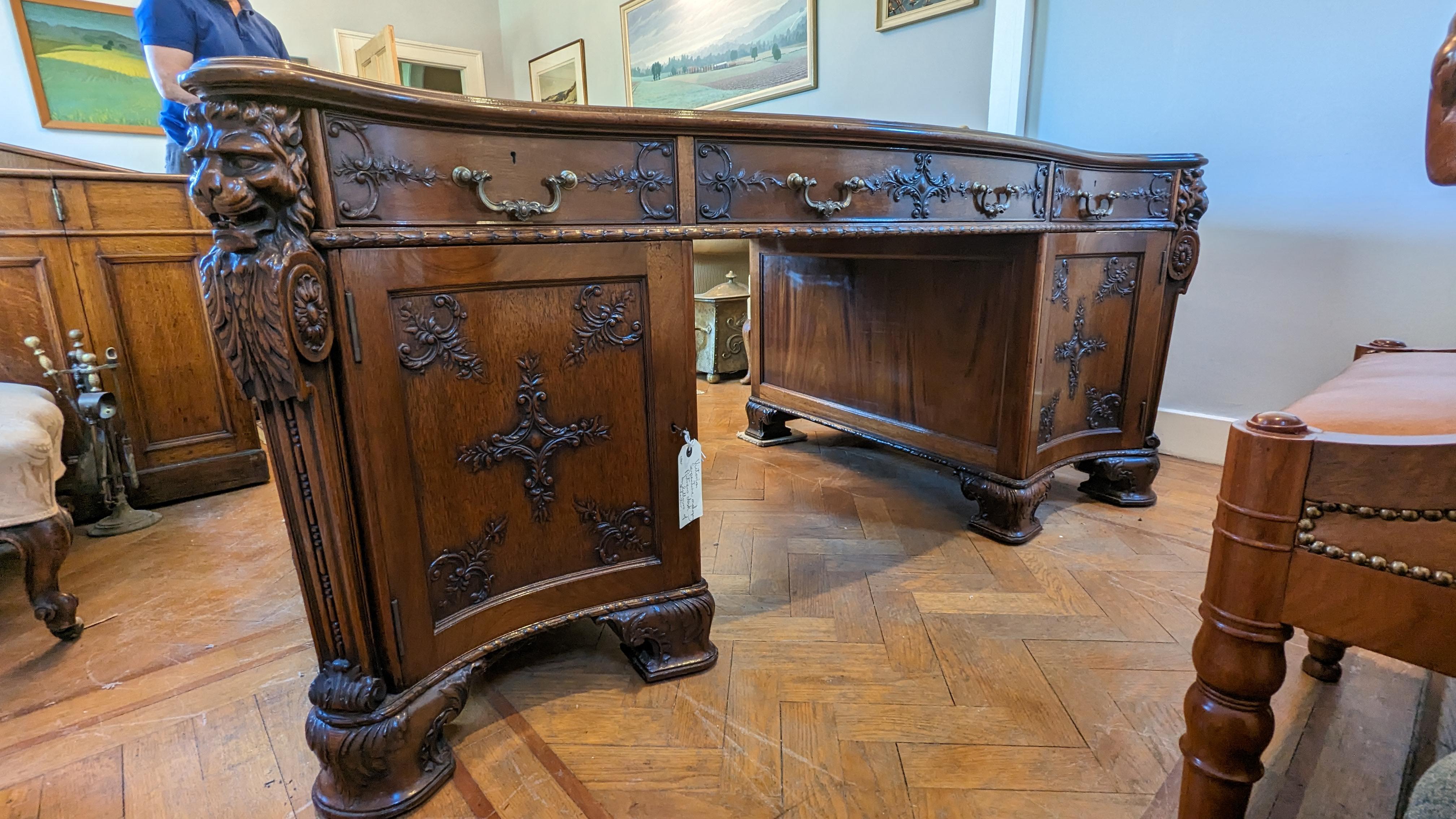 Large Solid Mahogany Victorian Gillows Serpentine Partners Desk, circa 1870 For Sale 2