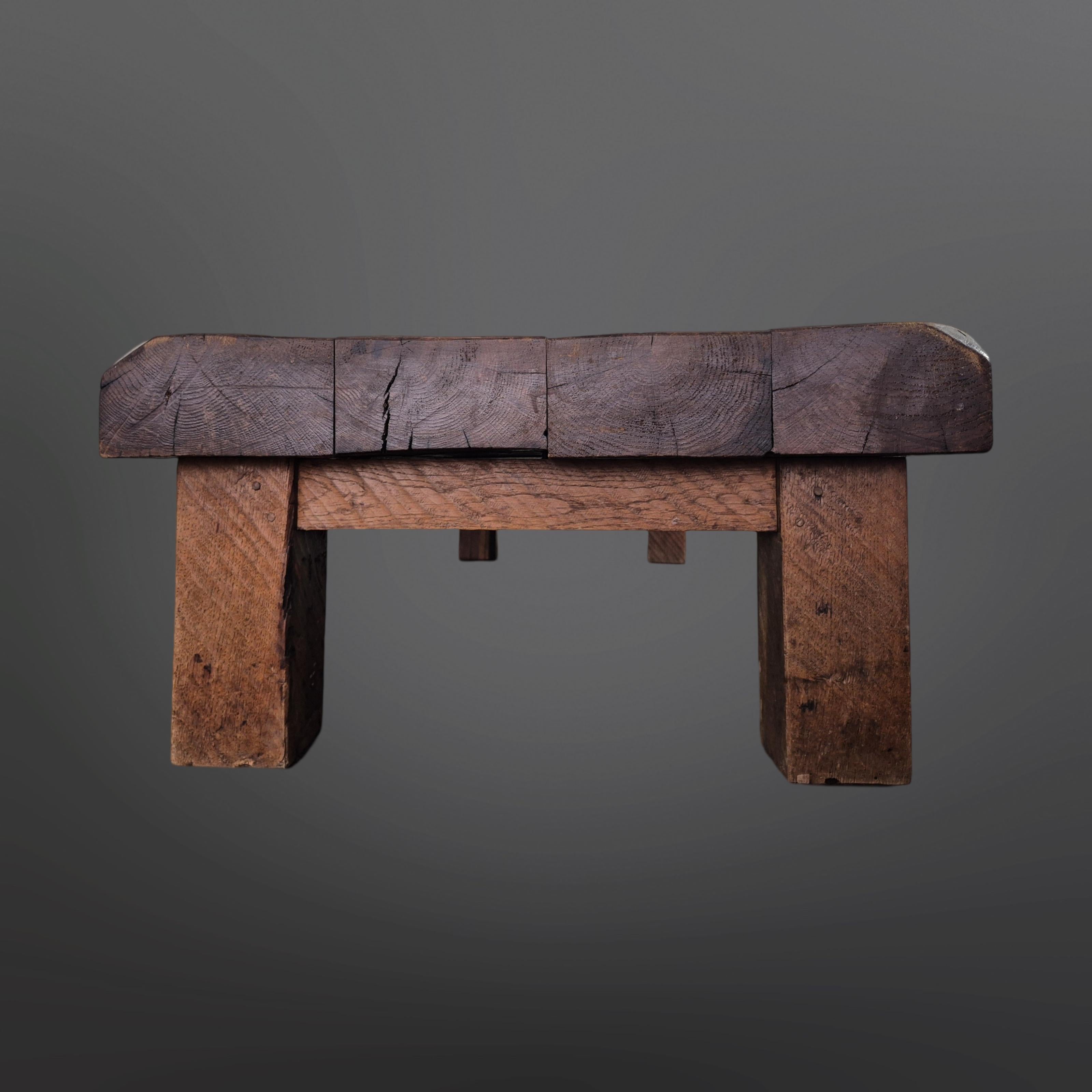 Tavolino da caffè con traversina ferroviaria di grandi dimensioni. Il piano è realizzato con spesse travi di Oak. Si trova su una solida base in Oak.
Il piano è ricco di patina e di imperfezioni naturali. Il legno ha un colore profondo e ricco. I