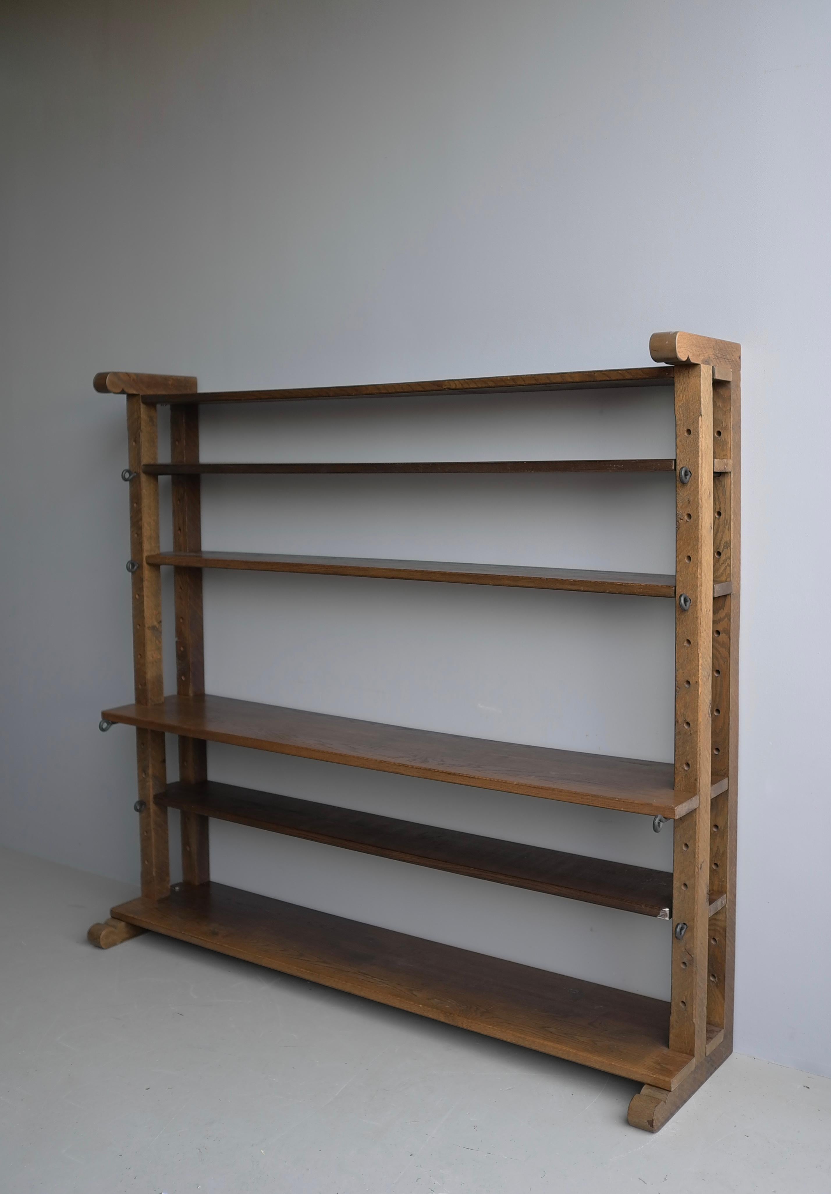 Gran librería rústica abierta de roble macizo Brutalista, Francia años 60
Marcos con pasadores originales de hierro patinado para sujetar y ajustar los seis estantes en varias alturas y posiciones.

Altura 185,5 cm, anchura 200 cm, 4 estantes