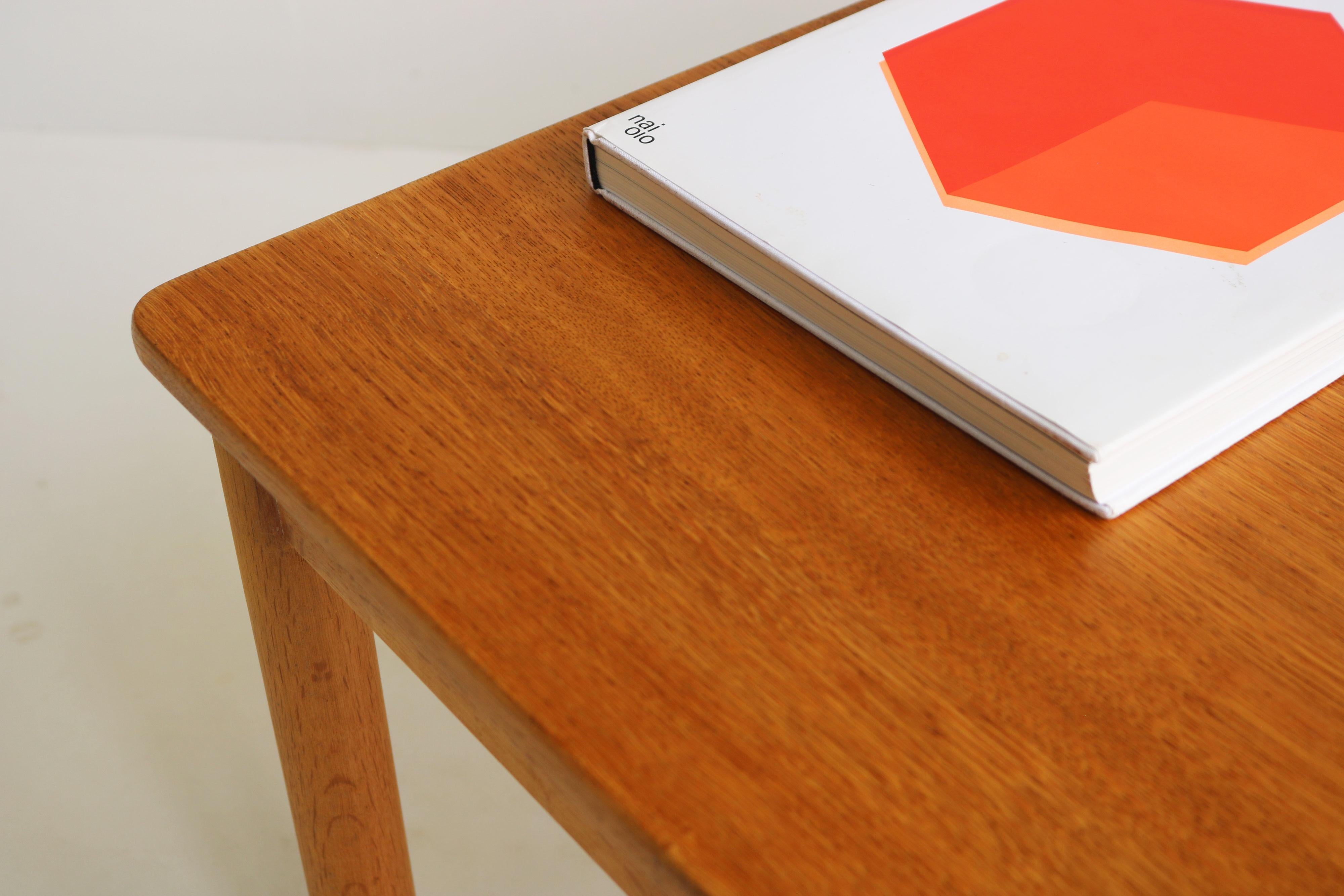 Sophistiqué et intemporel ! Cette rare table basse classique au design danois, modèle 5351, a été conçue par Børge Mogensen pour Fredericia Stolefabrik A/S, Danemark, années 1950. Magnifique design du milieu du siècle dans le célèbre style