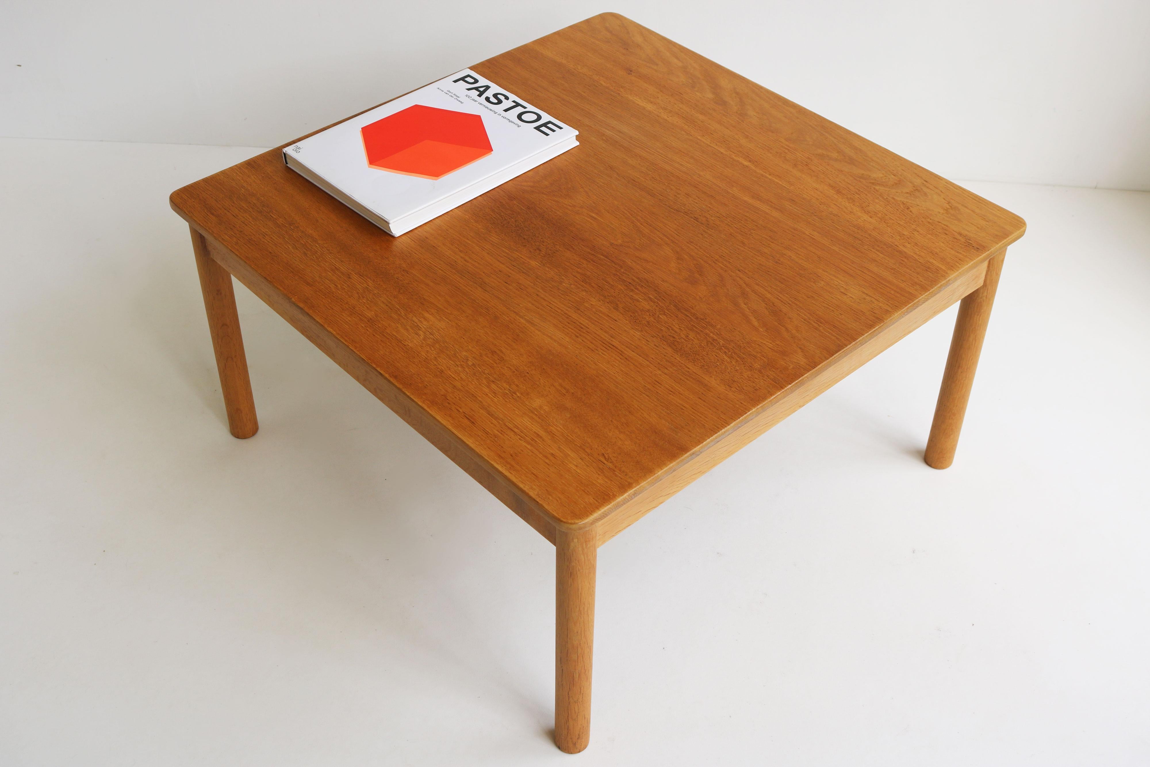 Large solid oak coffee table Model: 5351 by Borge Mogensen for Fredericia 1950 In Good Condition For Sale In Ijzendijke, NL