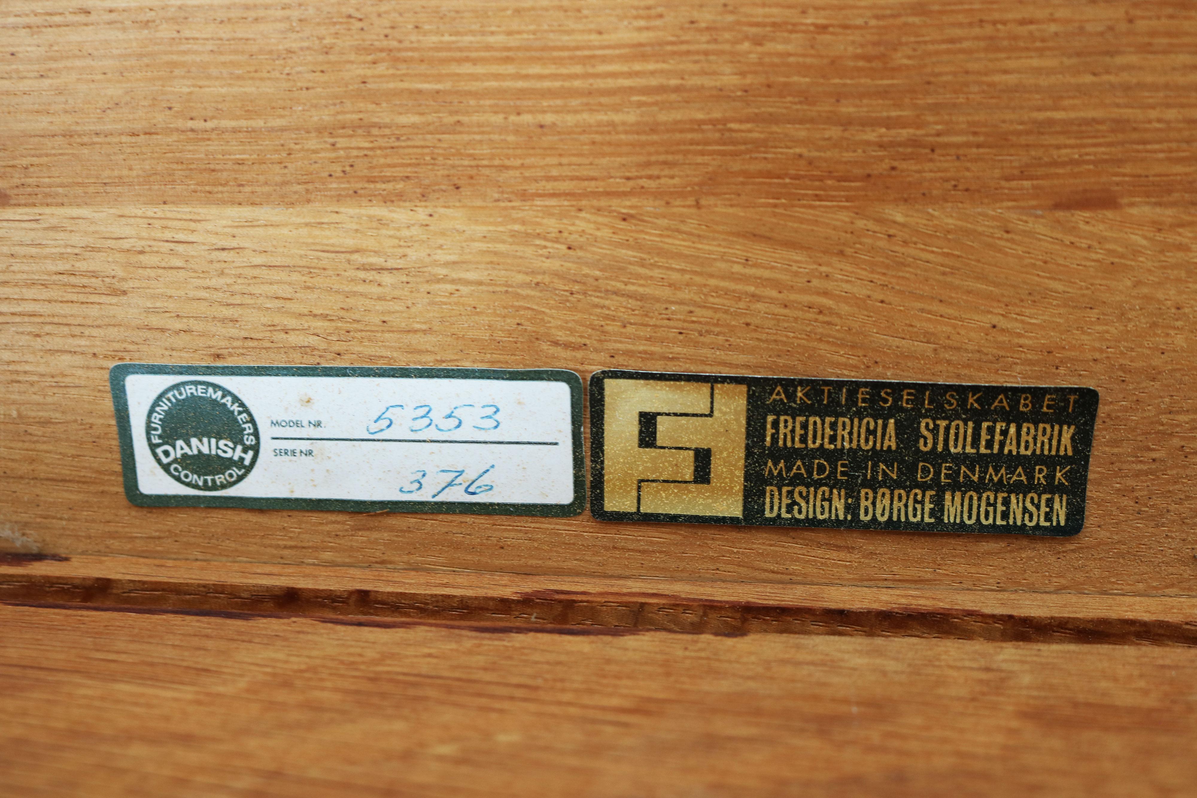 Grande tavolino in rovere massiccio Model: 5353 di Borg Mogensen per Fredericia 1950 in vendita 4