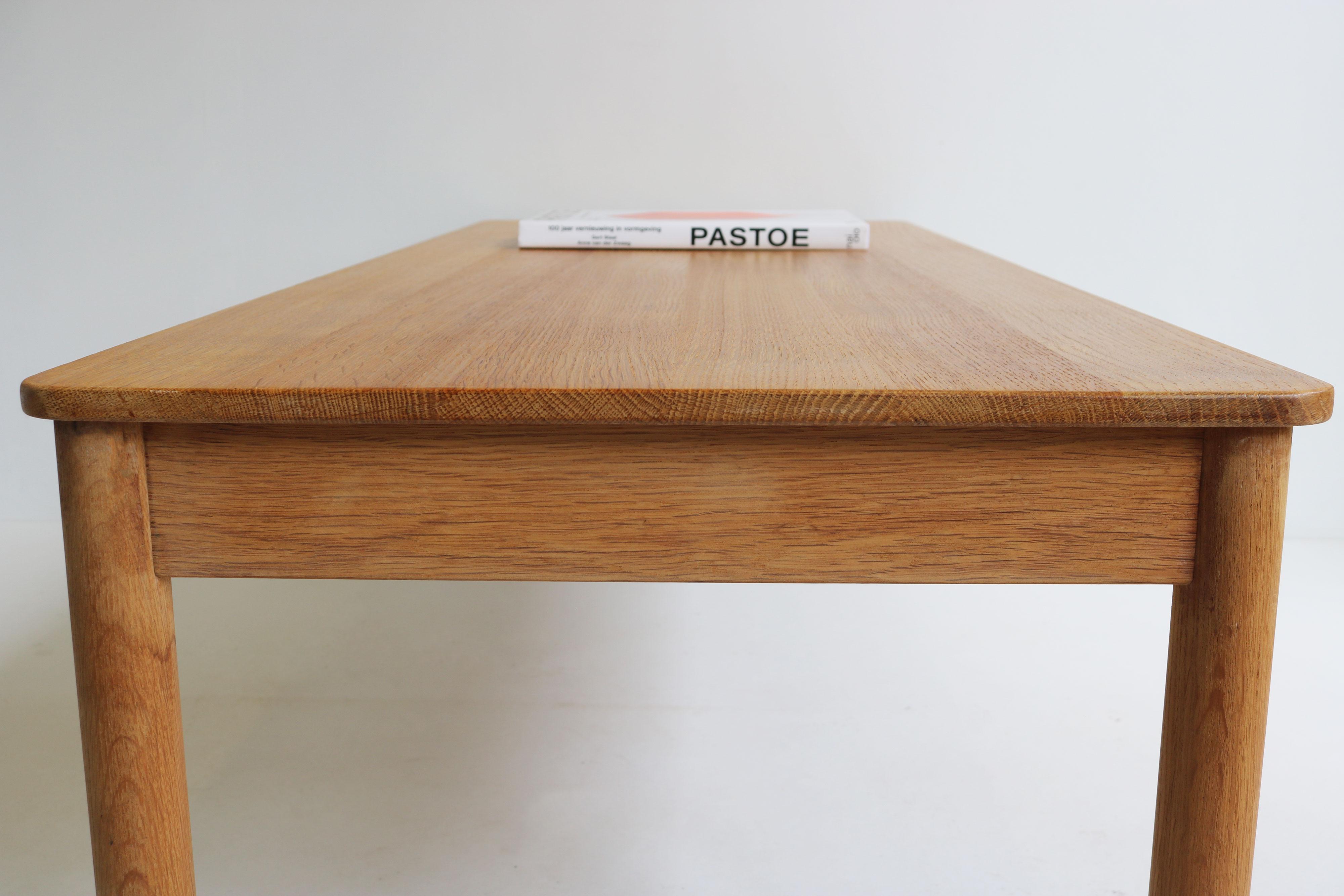 Large solid oak coffee table Model: 5353 by Borge Mogensen for Fredericia 1950  In Good Condition For Sale In Ijzendijke, NL