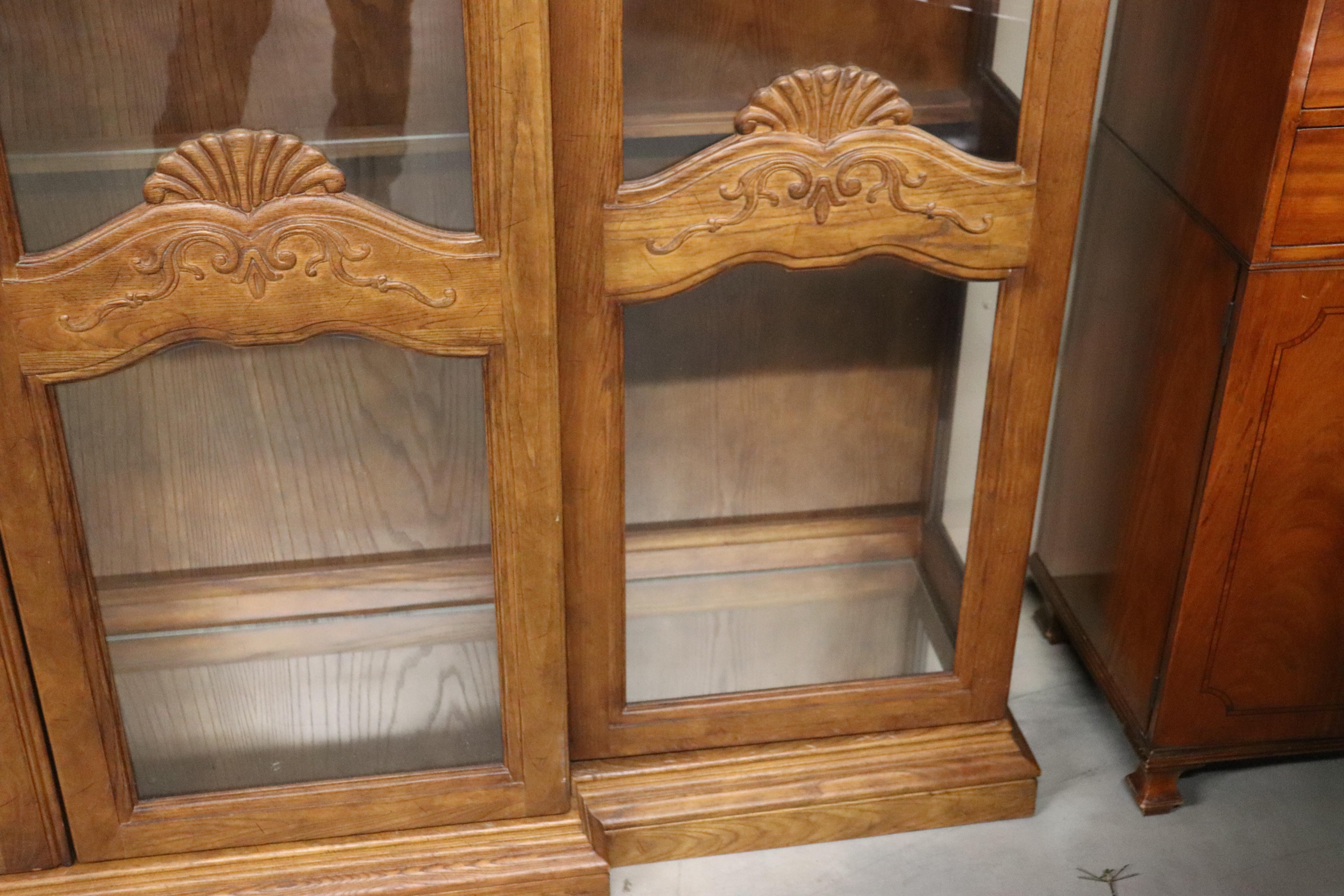 Large Solid Oak French Louis XV Style Breakfront Bookcase Vitrine, circa 1980 In Good Condition For Sale In Swedesboro, NJ