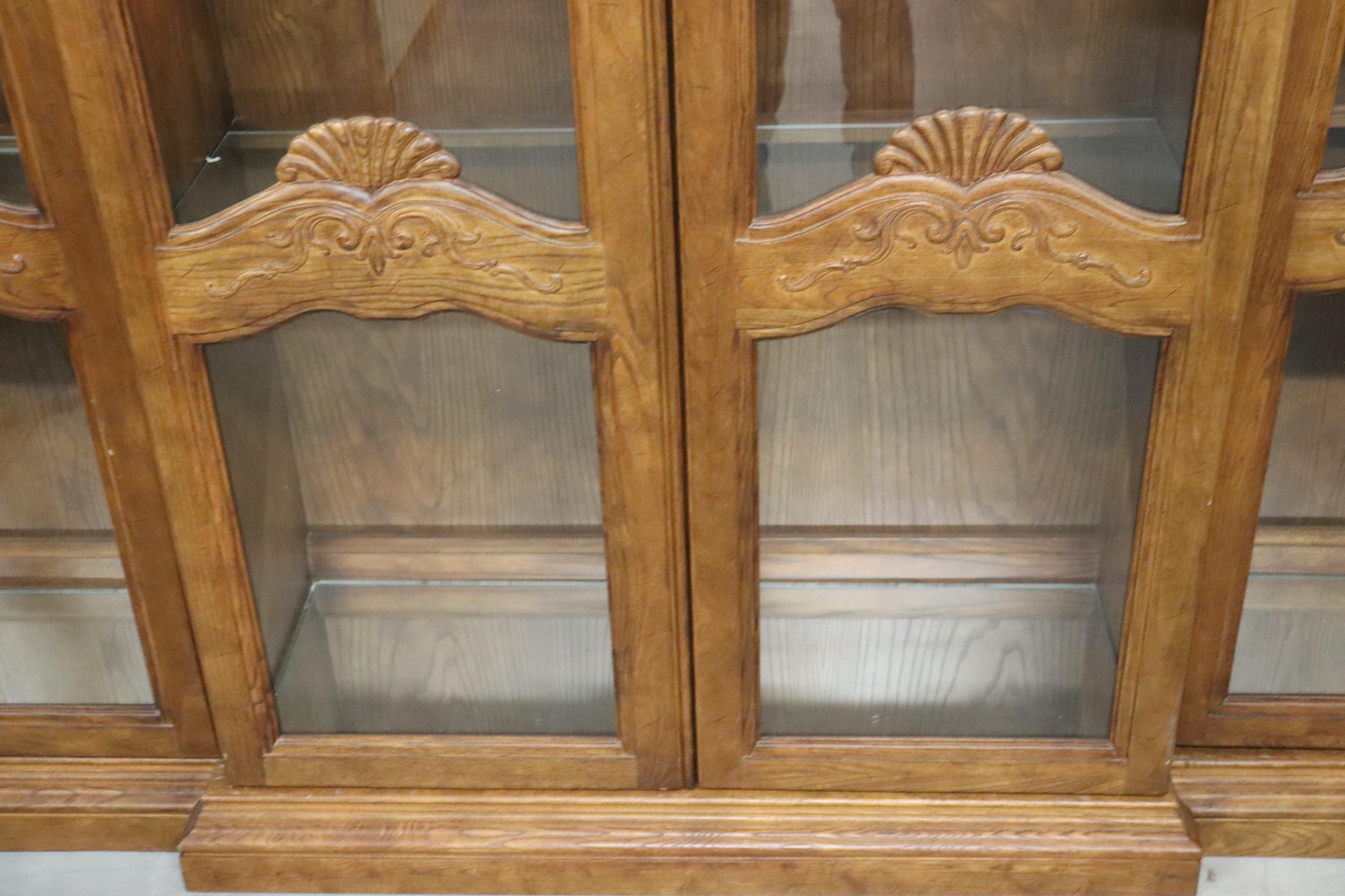 Late 20th Century Large Solid Oak French Louis XV Style Breakfront Bookcase Vitrine, circa 1980 For Sale