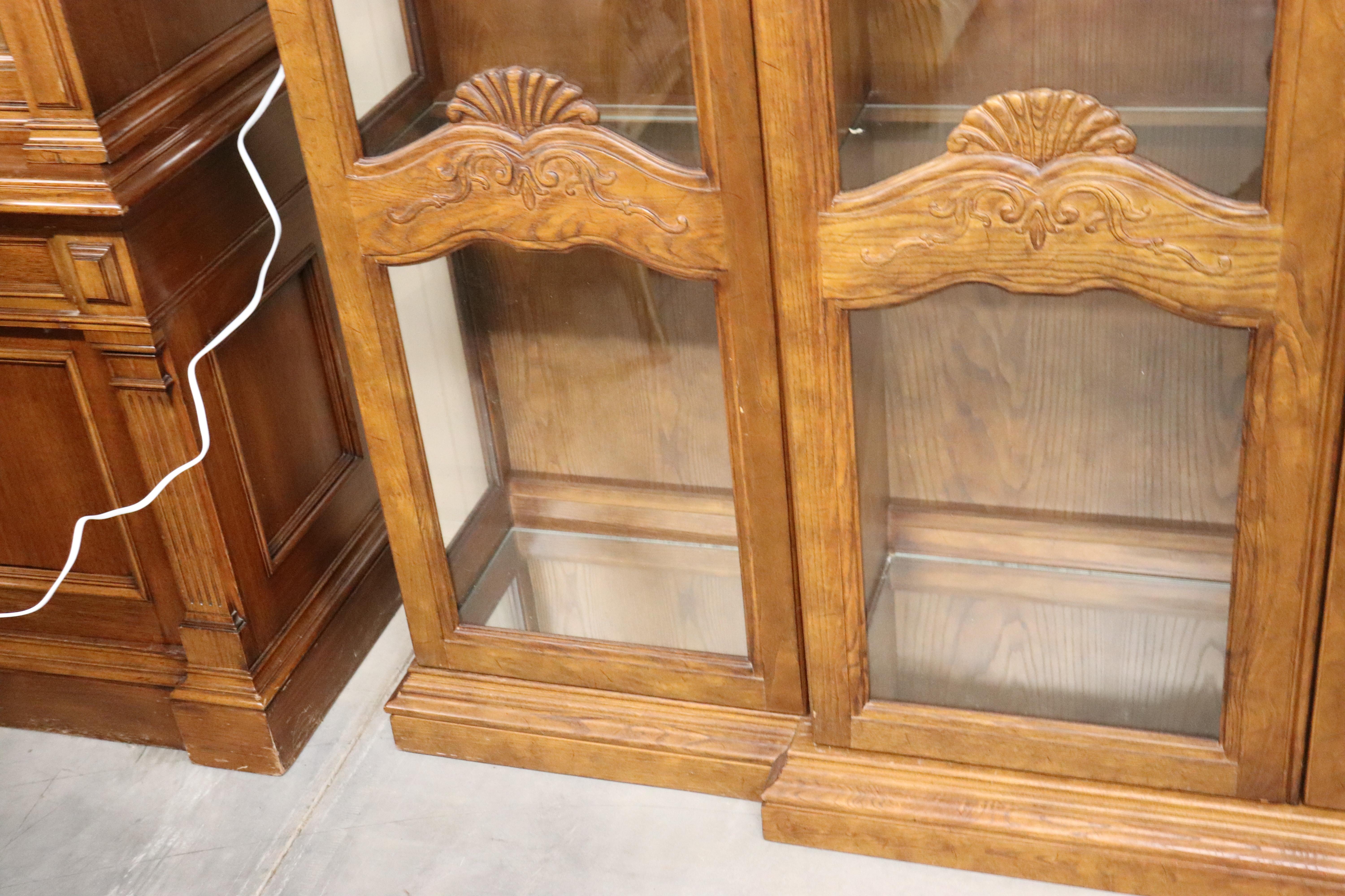 Large Solid Oak French Louis XV Style Breakfront Bookcase Vitrine, circa 1980 For Sale 1