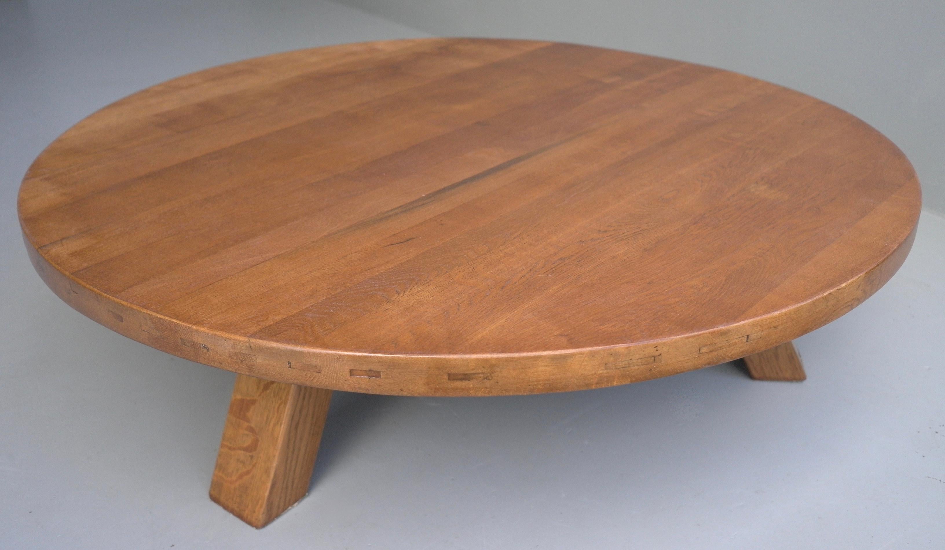 Large Solid Oak Round Coffee Table in Style of Charlotte Perriand, France, 1960s In Good Condition In Den Haag, NL