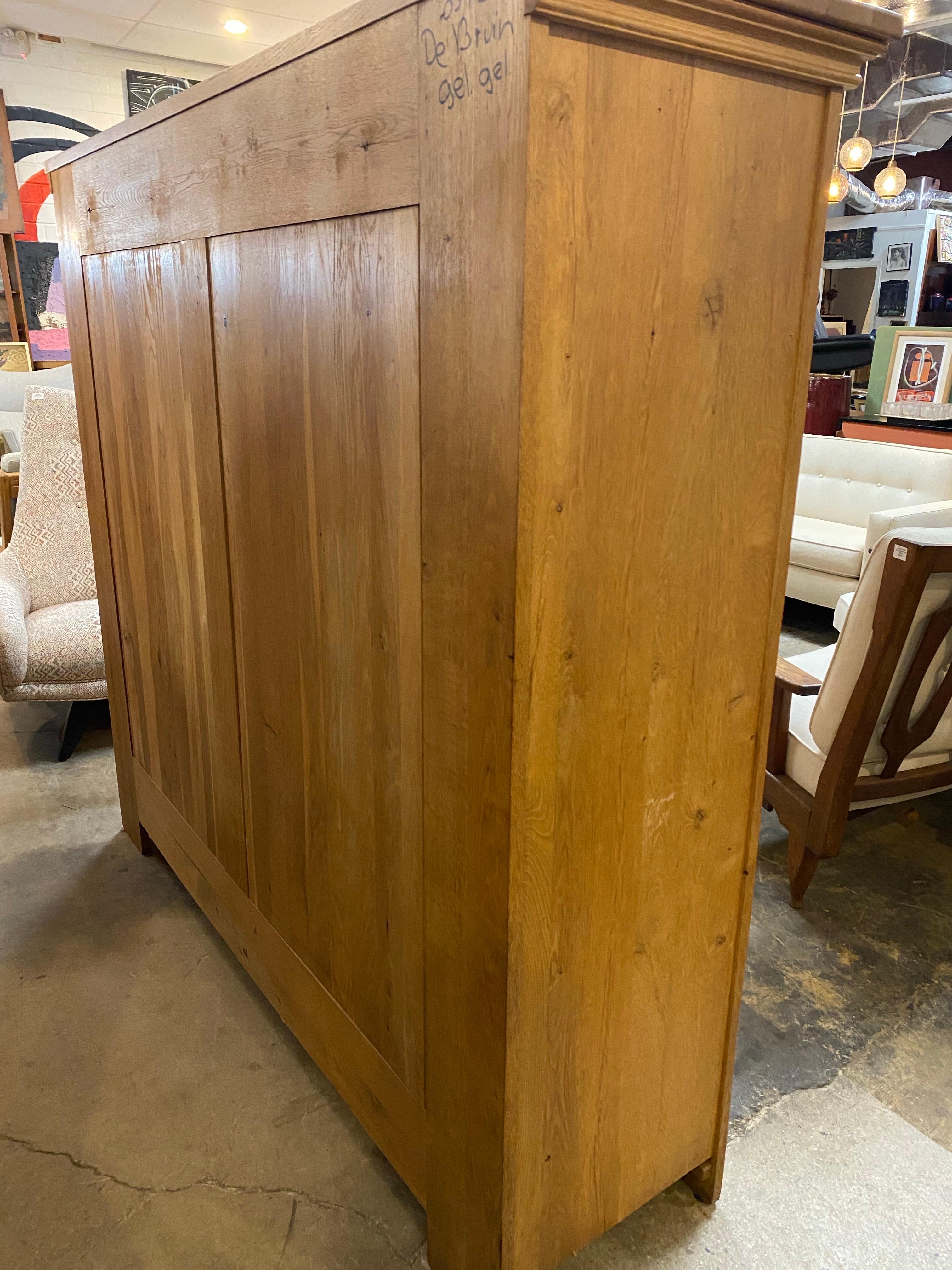 Großer rustikaler Kleiderschrank aus massiver Eiche aus der Mitte des Jahrhunderts, Frankreich, 1960er Jahre. Dieser rustikal-moderne Kleiderschrank verfügt über insgesamt vier herausnehmbare Einlegeböden und zwei mit Filz ausgekleidete Schubladen.