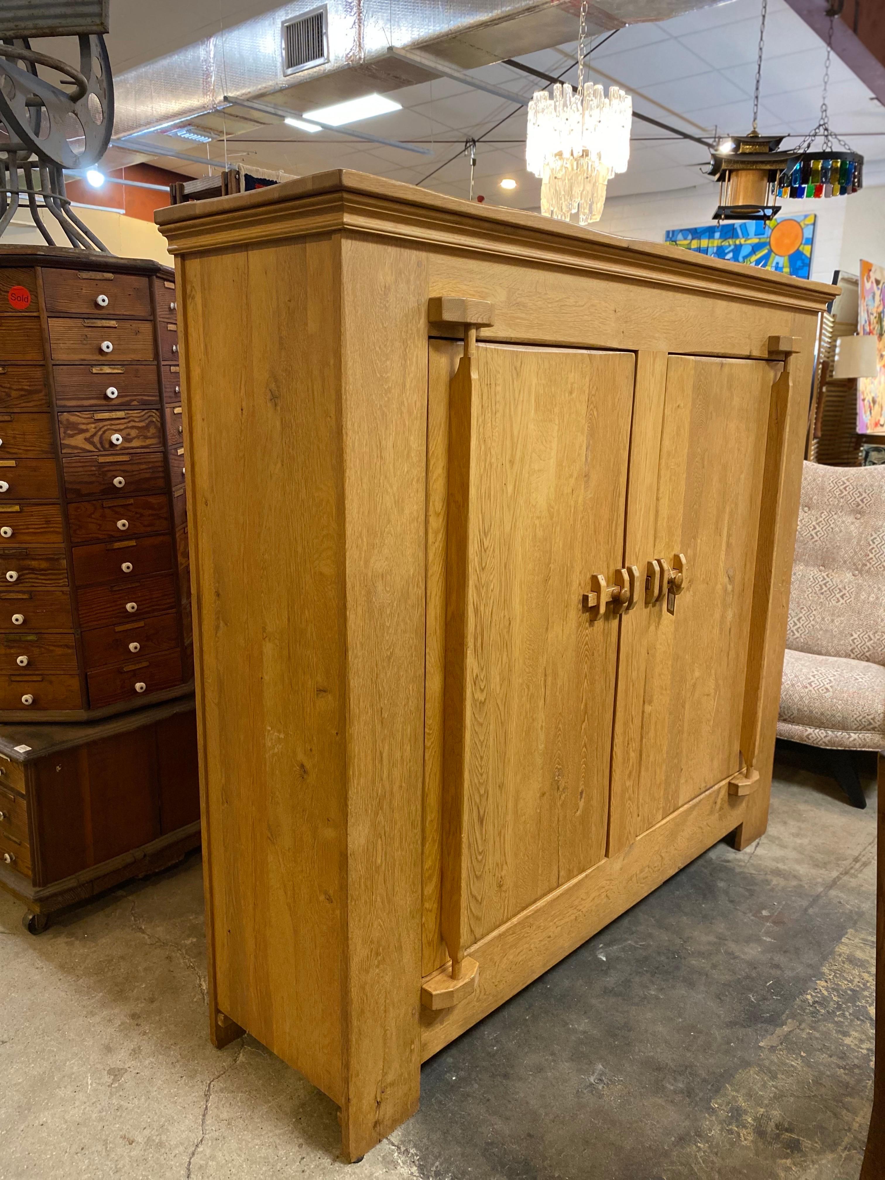 Rustikaler Kleiderschrank aus massiver Eiche, Frankreich, ca. 1960er Jahre (Moderne der Mitte des Jahrhunderts)