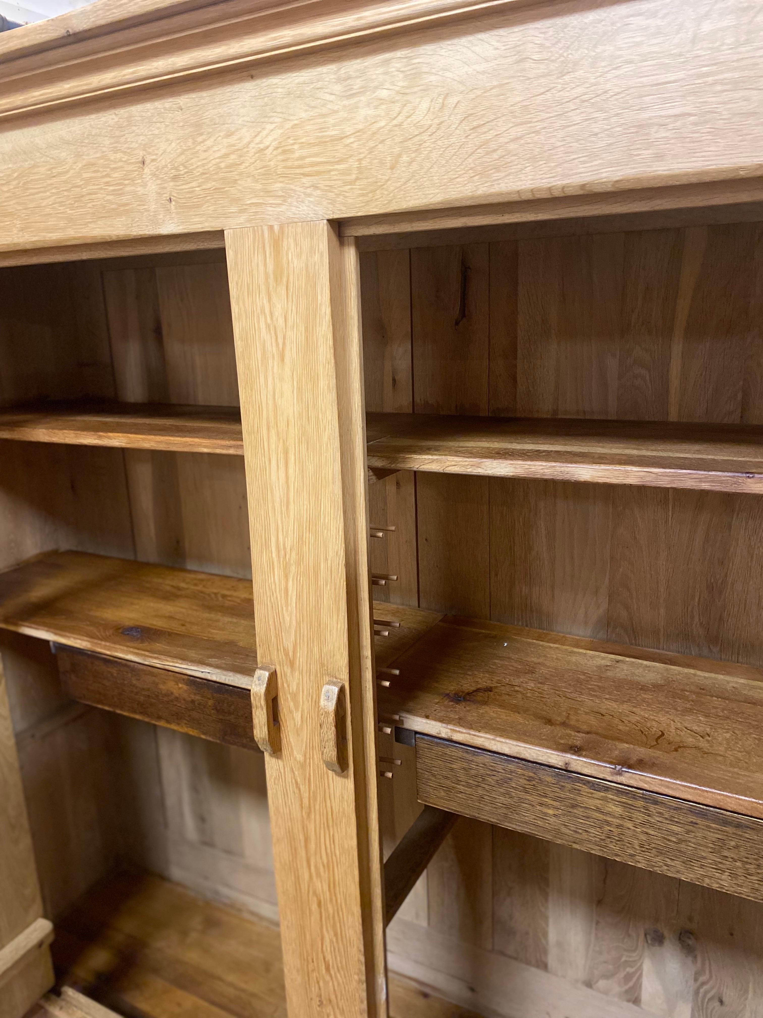 Rustikaler Kleiderschrank aus massiver Eiche, Frankreich, ca. 1960er Jahre (Französisch)