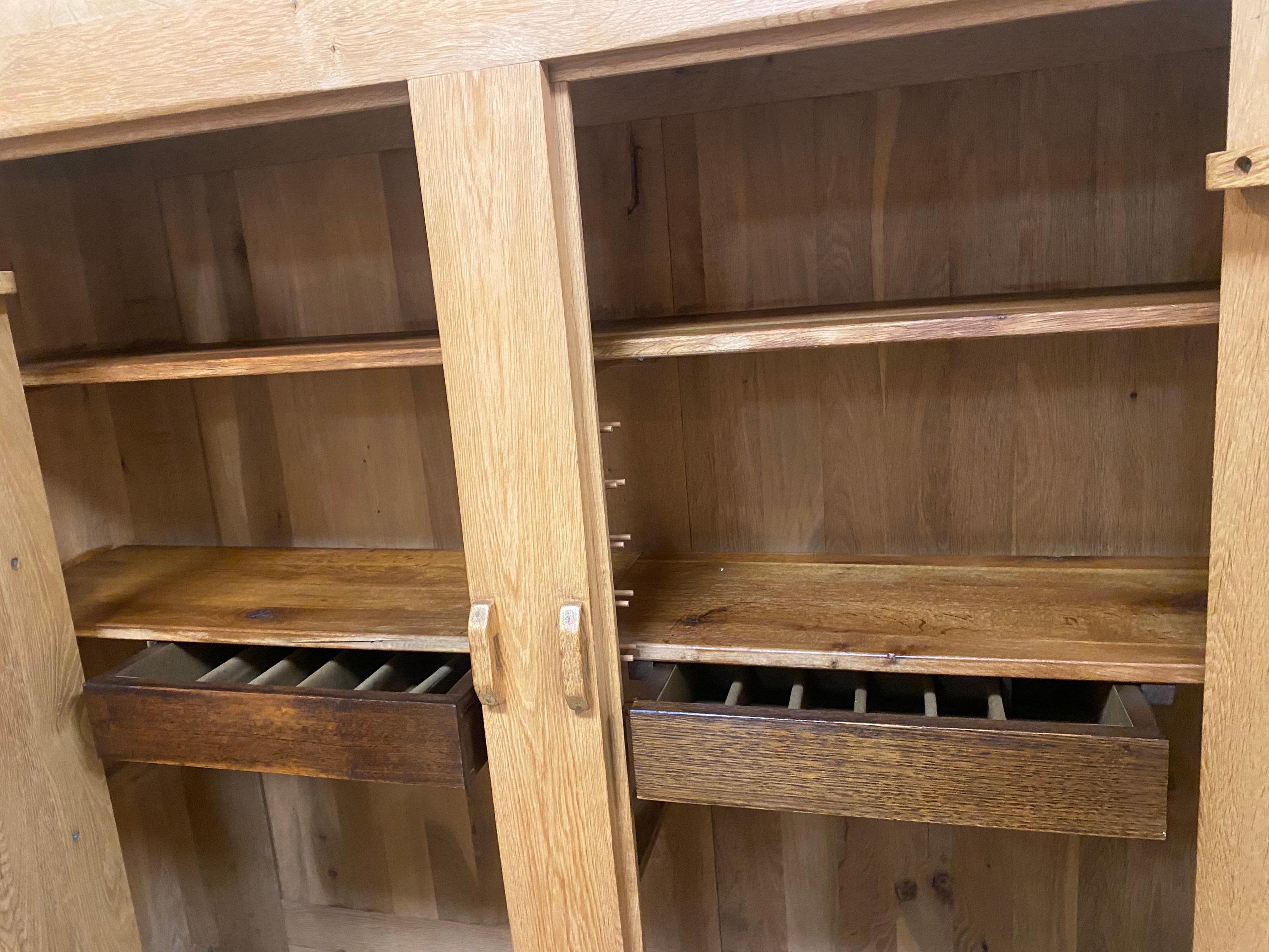 Rustikaler Kleiderschrank aus massiver Eiche, Frankreich, ca. 1960er Jahre im Zustand „Gut“ in San Antonio, TX