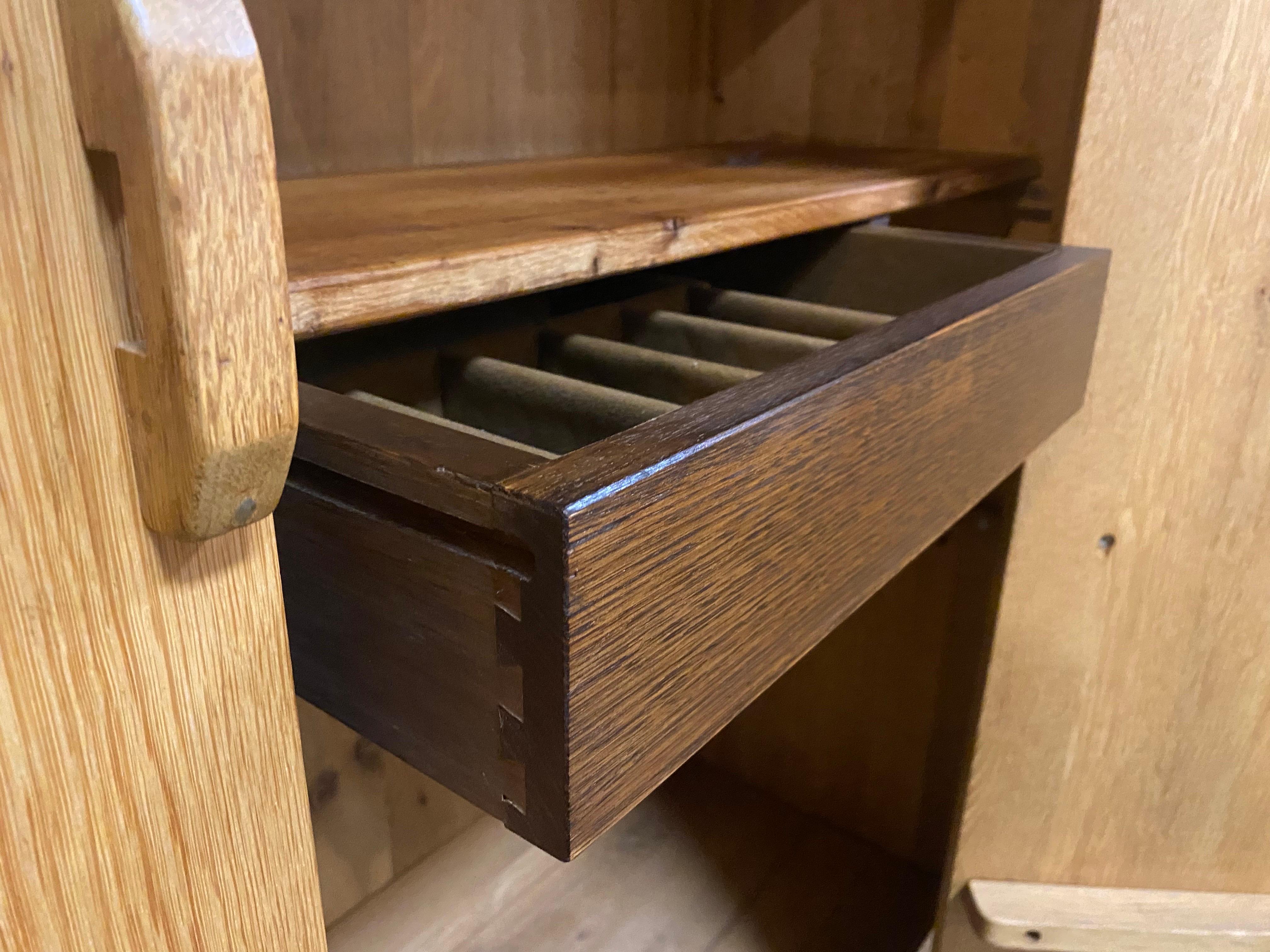 Rustikaler Kleiderschrank aus massiver Eiche, Frankreich, ca. 1960er Jahre (20. Jahrhundert)