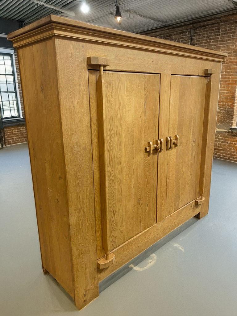Rustikaler Kleiderschrank aus massiver Eiche, Frankreich, ca. 1960er Jahre (Eichenholz)
