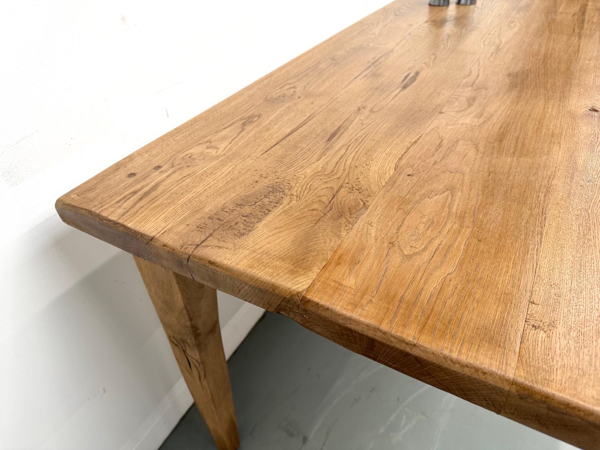 Gran mesa de roble macizo con patas de huso, Francia en venta 7