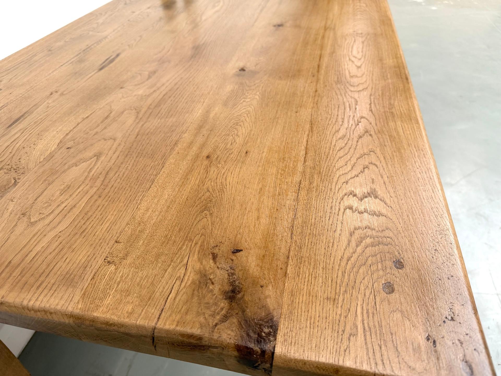 Gran mesa de roble macizo con patas de huso, Francia en venta 8