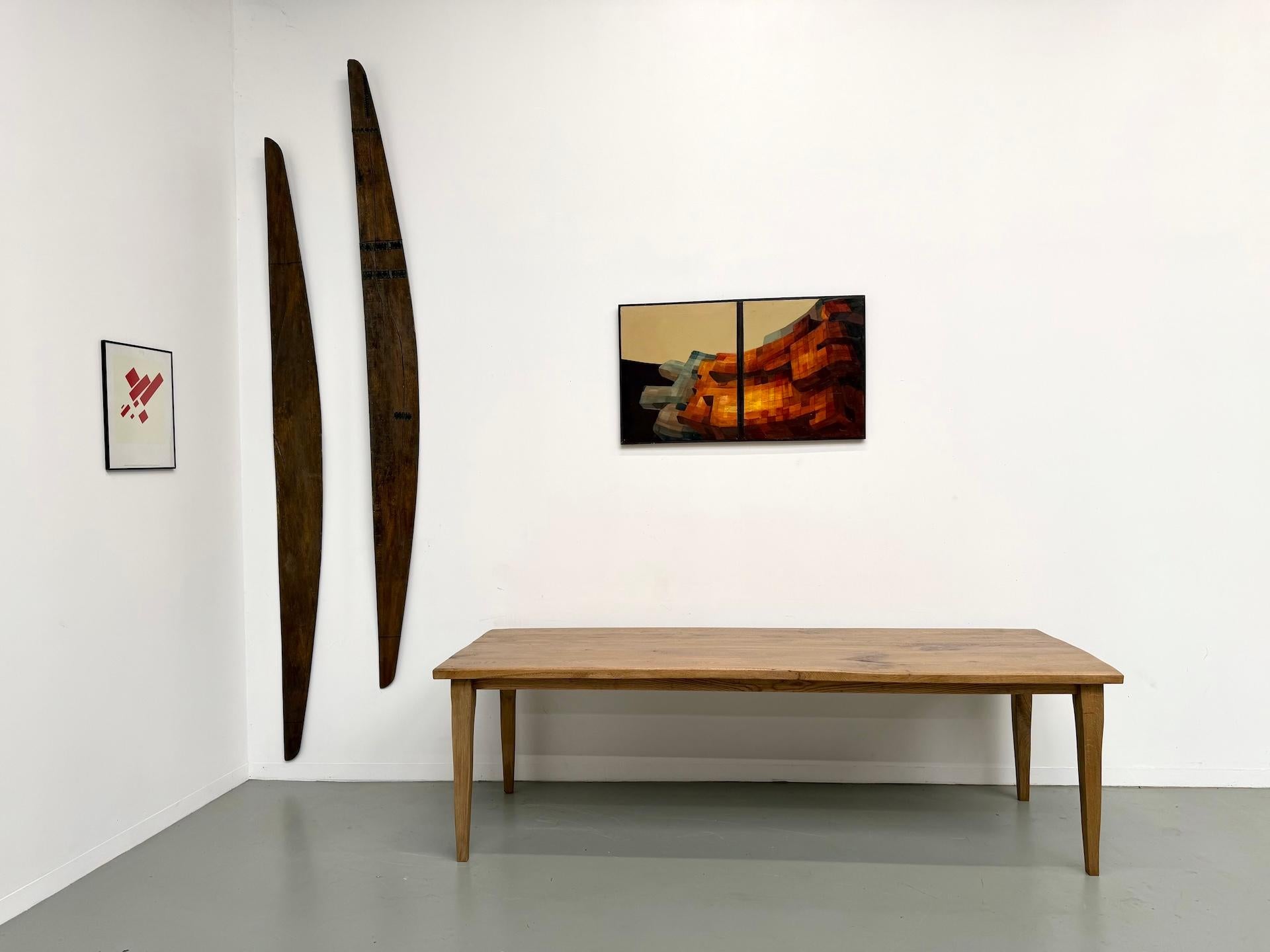 Maison Lecan presenta esta gran mesa de roble macizo, de generosas dimensiones y perfecta para reuniones familiares o interiores espaciosos.

Su tablero de 250 cm de largo y 87 cm de ancho resalta la veta natural del roble, realzada por un acabado