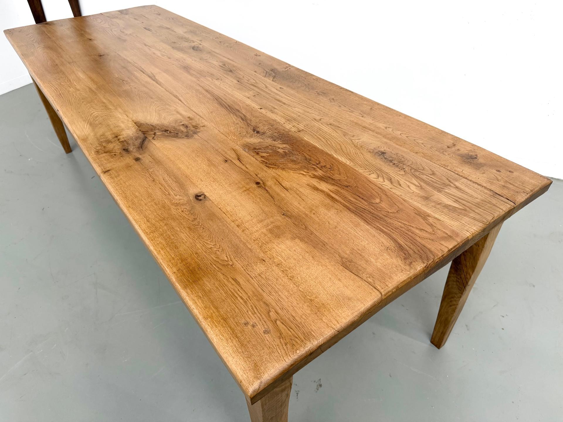 Gran mesa de roble macizo con patas de huso, Francia en venta 13