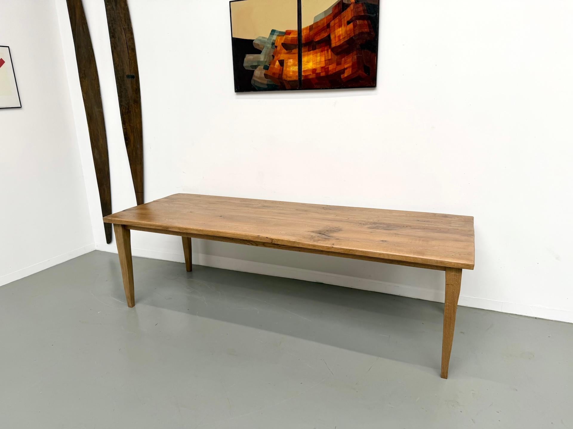 Gran mesa de roble macizo con patas de huso, Francia Provincial francés en venta