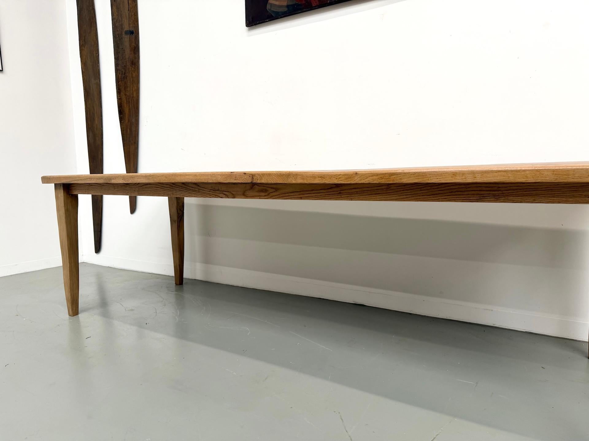 Gran mesa de roble macizo con patas de huso, Francia Francés en venta