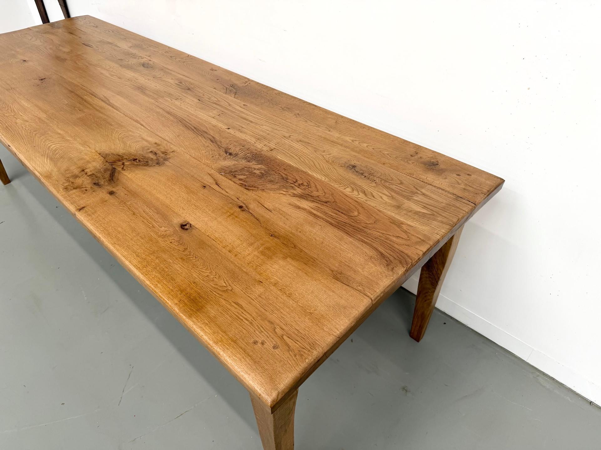 Gran mesa de roble macizo con patas de huso, Francia en Bueno estado para la venta en LYON, FR