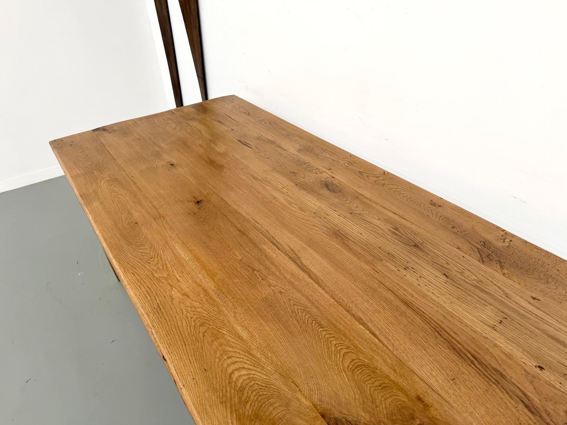 Gran mesa de roble macizo con patas de huso, Francia mediados del siglo XX en venta